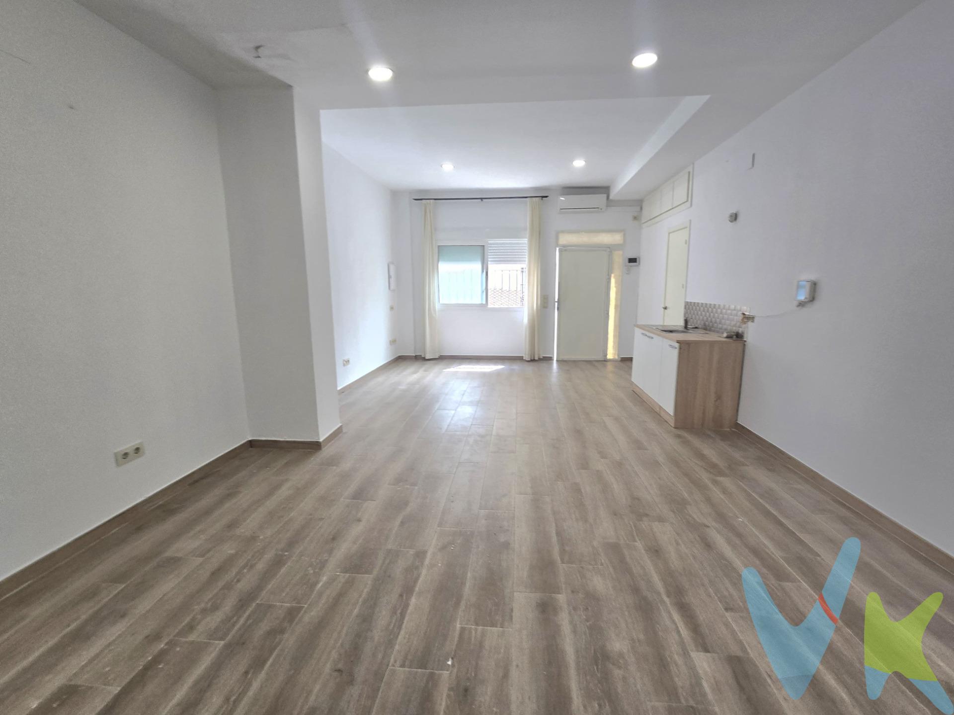 Estudio/Loft ideal para vivir o invertir. Presentamos este exclusivo Loft en la Calle Trastámara, una de las calles más cotizadas del centro de Sevilla. Se encuentra en  planta baja con acceso independiente directo desde la calle, ofreciendo privacidad y comodidad. Recién reformado y pintado con una amplia estancia, office y baño. El espacio permite modificaciones para añadir una habitación, aumentando el valor y funcionalidad del inmueble. Magnífica oportunidad de inversión dada la altísima demanda de alquiler en la zona o para vivir en pleno centro histórico  de Sevilla. . Se puede alquilar fácilmente por 750€/800€ mensuales. A un minuto andando del centro comercial Plaza de Armas y a 5 de la estación de autobuses, está rodeado de todo tipo de servicios, centros médicos, transporte público, centros comerciales, tiendas, zona de ocio y restauración. ¡Oportunidad única en Sevilla!. Contáctenos hoy mismo y descubra por qué esta propiedad es una inversión ideal en calidad, espacio y precio. . Informamos a nuestros clientes que el precio de venta no incluye lo siguiente: Honorarios de la agencia inmobiliaria, Impuestos (I.T.P., I.V.A. o A.J.D., en su caso) ni otros gastos de la compraventa (gastos de Registro de la Propiedad, Notaría, Gestoría ni de posible Financiación). Documento F.I.S. a disposición del consumidor según Decreto 218/2005 Junta de Andalucía. 