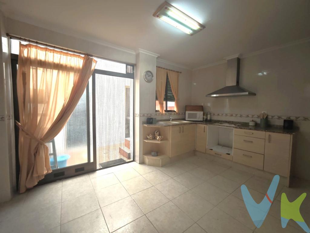  PRIMER GRUPO VIVENDIA presentamos una maravillosa oportunidad para adquirir una encantadora casa en planta baja en el corazón de Alaquàs. Este inmueble, disponible en venta, es perfecto para quienes desean un hogar acogedor en una ubicación estratégica, cerca de todos los servicios esenciales. Construida en 1940, esta propiedad conserva el encanto del pasado combinándolo con las comodidades de la vida moderna.La casa dispone de dos habitaciones (con opción de mas), ideales para parejas jóvenes, pequeñas familias o personas que valoren el espacio adicional para un despacho, estudio o cuarto de invitados. Al acceder a ella, se percibe inmediatamente la calidez y la bienvenida de su ambiente. La distribución es funcional, optimizando cada uno de los 61 metros cuadrados útiles de los 70 metros construidos.Este hogar está ubicado en una zona privilegiada de Alaquàs. Centro histórico, calles peatonales, a unos metros del ayuntamiento y del Castillo - Palacio de Alaquàs. Este aspecto la convierte en una opción ideal para aquellos que desean explorar los alrededores sin necesidad de contar con un vehículo propio.La proximidad a diversos servicios y comercios añade un valor adicional a la casa. Se encuentra a pasos de supermercados, tiendas y establecimientos educativos. Así, el día a día se vuelve práctico y ágil, ya que todo lo necesario para una vida cómoda está al alcance de la mano. Además, Alaquàs es conocido por su excelente calidad de vida, ofreciendo un entorno seguro y tranquilo para sus residentes.El exterior de la casa refleja el carácter típico de las construcciones de la época, con detalles arquitectónicos que evocan una época pasada, llenando de historia y autenticidad cada rincón. Esta característica es un auténtico atractivo para quienes valoran vivir en un inmueble con personalidad y sello propio.Además, esta casa cuenta con potencial para realizar mejoras o personalizaciones, permitiéndote adaptar los espacios a tus necesidades y gustos personales. La posibilidad de renovar y modernizar a tu estilo convierte a esta vivienda en una gran oportunidad de inversión.Las condiciones del mercado actual hacen de este momento una ocasión propicia para realizar una compra acertada. El valor patrimonial de esta casa en Alaquàs ofrece tanto la oportunidad de disfrutar de un hogar completo como de obtener rentabilidad a futuro.Te invitamos a conocer esta espectacular propiedad en Alaquàs, a visualizar cada uno de sus detalles in situ, y a sentir el que podría ser tu nuevo hogar. Tu familia y tú merecen un espacio que refleje sus aspiraciones y estilo de vida. No dejes pasar esta oportunidad de adquirir una joya con historia y ubicación privilegiada. Contáctanos para concretar una visita y ven a descubrir todas las ventajas que este inmueble tiene para ofrecer. ¡Tu nuevo hogar te espera!La venta de esta propiedad se gestiona mediante contrato de MULTIEXCLUSIVA, donde más de 400 agencias colaboradoras tienen la ventaja de poder ofrecer a sus potenciales arrendatarios esta vivienda, lo que le garantiza un servicio de calidad, un trato fácil, sencillo y sin interferencias de terceros. Por este motivo, se ruega no molestar al propietario, a los ocupantes de la propiedad, a los vecinos o conserjes del edificio o urbanización si los hubiera. El precio no incluye gastos de notaría, gestoría y registro de la propiedad, que se concretarán según su arancel profesional; los impuestos aplicables, a determinar según su normativa específica; los gastos de financiación, en su caso; ni los gastos de agencia inmobiliaria en las condiciones que se pacten con ésta. 