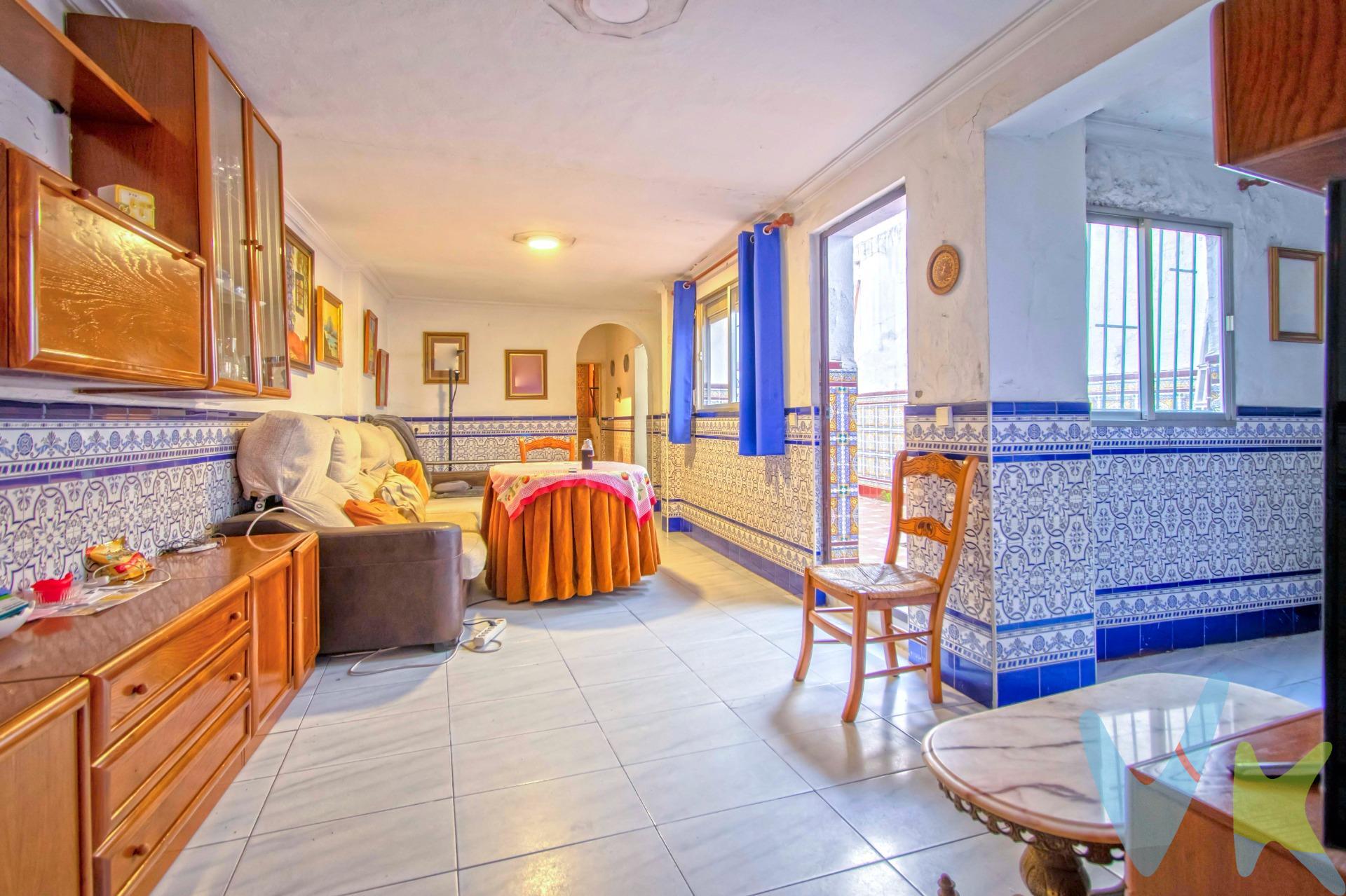 Vivienda en venta en Almensilla, con 240 m2 de superficie construida. Consta de: 4 dormitorios, 2 baños completos, lavadero, cocina independiente amueblada, dos salones, patio, trastero, azotea y parking. El suelo es de gres, las puertas son de madera, las ventanas de aluminio y tiene armarios empotrados en dos de las habitaciones y tres splist de aire acondicionado frío/calor. Se encuentra en buen estado de conservación. En la planta baja nos encontramos con uno de los dormitorios, dos salones, un baño, cocina, lavadero, patio de 10 m2, y la plaza de garaje. En la planta superior tenemos los tres dormitorios restantes, otro baño completo y azotea. Venga a visitarlo sin compromiso. Llámenos para más información. SE VENDE SIN AMUEBLAR. Informamos a nuestros clientes que el precio de venta no incluye lo siguiente: Honorarios de la agencia inmobiliaria, Impuestos (I.T.P., I.V.A. o A.J.D., en su caso) ni otros gastos de la compraventa (gastos de Registro de la Propiedad, Notaría, Gestoría ni de posible Financiación). Documento F.I.S. a disposición del consumidor según Decreto 218/2005 Junta de Andalucía.
