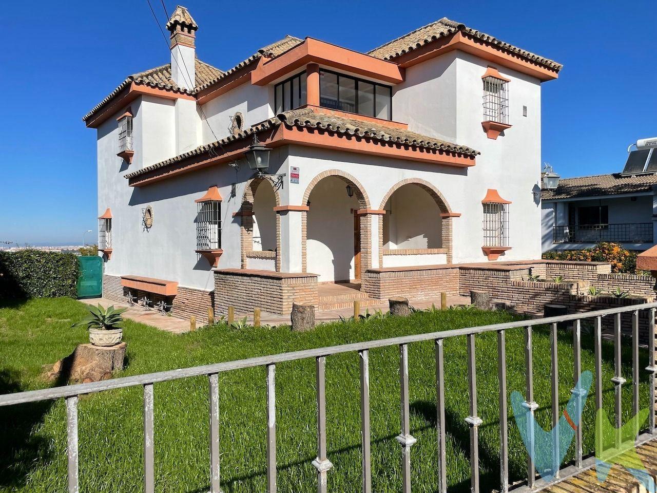 Ideal para quienes buscan espacio, privacidad, vistas despejadas y una excelente conexión con la ciudad. Ubicado en Los Cerros de Montequinto, una de las zonas residenciales más exclusivas de Sevilla, este chalet independiente se alza sobre una parcela de más de 880 m² y cuenta con 340 m² construidos. Destaca su magnífico jardín privado con piscina, perfecto para disfrutar del exterior durante todo el año. Se distribuye de la siguiente manera:. En la planta baja encontramos: cocina amueblada, lavadero, aseo y comedor. Amplio y luminoso salón con salida directa al jardín y a la piscina. Desde esta planta se disfrutan vistas que alcanzan toda Sevilla. En la planta alta tenemos dos dormitorios, dos baños completos y acceso a varias terrazas con múltiples posibilidades. El sótano es un espacio versátil con dos habitaciones más, ideal para despacho, gimnasio, estudio, consulta profesional o incluso un apartamento independiente. También cuenta con plaza de garaje. Con estancias amplias, luz natural en todas las plantas y terrazas soleadas, esta vivienda ofrece una excelente base para personalizar y convertirla en el hogar que siempre has imaginado. Disfruta del Club Social de Los Cerros, con piscina, pistas de tenis y pádel, zona de juegos, restaurante y espacios deportivos. Ubicación estratégica: junto a la parada de metro, colegios internacionales, centros comerciales, el Real Club de Golf y el Hipódromo. Llámanos sin compromiso y le proporcionaremos más información. Estaremos encantados de atenderle. SE VENDE SIN AMUEBLAR. Informamos a nuestros clientes que el precio de venta no incluye lo siguiente: Honorarios de la agencia inmobiliaria, Impuestos (I.T.P., I.V.A. o A.J.D., en su caso) ni otros gastos de la compraventa (gastos de Registro de la Propiedad, Notaría, Gestoría ni de posible Financiación). Documento F.I.S. a disposición del consumidor según Decreto 218/2005 Junta de Andalucía.