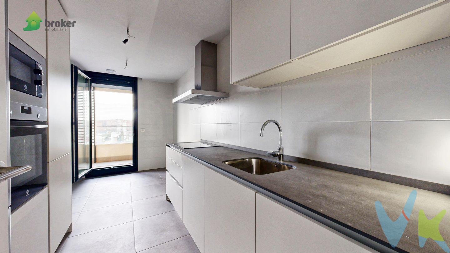 A ESTRENAR, 3 HABITACIONES, 2 BAÑOS Y UNA GRAN TERRAZA. GARAJE DIRECTO Y TRASTERO
¡¡¡ EXCLUSIVA !!!  INMOBILIARIA BROKER pone a tu disposición esta preciosa vivienda A ESTRENAR, en la nueva urbanización de ALTOS DE PARQUE DE SERRALTA, en Llano, con vistas al parque y a menos de 10 minutos del Metro de Cruces.
Sus 109 metros (según catastro) están distribuidos en 3 habitaciones (la principal con ZONA DE VESTIDOR), cocina de buen tamaño completamente equipada, amplio salón comedor y 2 baños completos. 
Las 3 habitaciones disponen de amplios ARMARIOS EMPOTRADOS, además de otro doble de gran tamaño en la entrada.
Desde la cocina y el salón se accede a una preciosa TERRAZA DE MÁS DE 15 METROS, ideal para disfrutar en familia.
Las ventanas son de PVC Climalit oscilobatientes, las puertas lacadas en blanco y dispone de CALEFACCIÓN DE GAS NATURAL, con caldera individual y SUELO RADIANTE, con termostatos individuales en todas las estancias.
El edificio dispone de DOS ASCENSORES A COTA CERO, con capacidad para 8 personas.
En el precio están incluidos una PARCELA DE GARAJE CON ACCESO DIRECTO, unida a un estupendo TRASTERO embaldosado de unos 10 metros. Posibilidad de adquirir también una segunda parcela de garaje en la misma planta.
Es COMPLETAMENTE EXTERIOR, con vistas despejadas y dos orientaciones.
Para que lo puedas ver tranquilo y sin prisas, TENEMOS LLAVES, así que llámanos cuanto antes y concertamos una visita. No dejes pasar esta oportunidad, porque no hay muchas viviendas como esta.
Usamos tecnología 3D, para que puedas ver la vivienda con total realidad. Así, en la visita todo será más fácil a la hora de tomar decisiones.
Gastos de gestión del 1% (+IVA) a cargo del comprador, no incluidos en el precio.
Colegiado API 584. Trabaja con verdaderos profesionales.