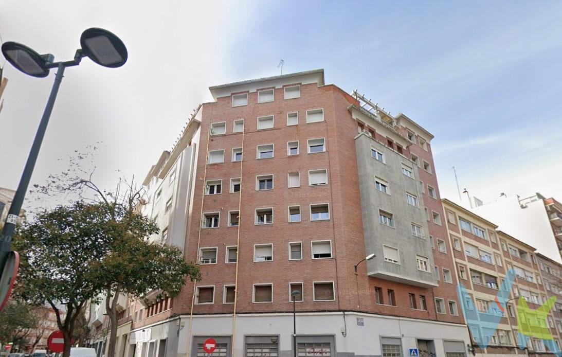 Descubre este encantador piso situado cerca de la codiciada zona del Paseo Sagasta, donde cada rincón te invita a vivir con total comodidad. Con un precio atractivo de €220,000, esta propiedad cuenta con una superficie útil de 104.2 m² que promete convertirse en tu refugio ideal. ✅ El inmueble se presenta en perfectas condiciones para entrar a vivir y dispone de dos amplias habitaciones dobles y una sencilla; ¡perfecto tanto para parejas como para familias pequeñas! 😊 Además, podrás disfrutar inolvidables momentos en su luminoso salón (22 m²) o bien preparar tus platillos favoritos en la cocina completamente equipada (10 m²). La vivienda también ofrece todos los beneficios adicionales: es totalmente exterior 🌞 e incluye zonas infantiles cercanas así como fácil acceso al transporte público 🚍. Si lo deseas, puedes realizar reformas completas según tus preferencias personales dándole ese toque único que siempre has soñado. No dudes más; ven a conocerlo antes que sea tarde. **NOTA HISTÓRICA: María Moliner (1900–1981) fue una filóloga, bibliotecaria y lexicógrafa española, nacida en Paniza (Zaragoza). Es especialmente conocida por elaborar, prácticamente en solitario, el Diccionario de uso del español, una de las obras lexicográficas más importantes del siglo XX en España. **Gastos e impuestos no incluidos. A título orientativo, en segundas transmisiones, el comprador abonará: Impuesto sobre Transmisiones Patrimoniales (ITP), tipo general en Aragón al 8% (*). Base de cálculo: mayor valor entre precio de compraventa o valor de referencia catastral. Gastos de Notaría y Registro: Aranceles variables según precio, número de copias y complejidad; cálculo según tarifas normativas. Si se precisa hipoteca: Tasación, condiciones y costes bancarios según entidad elegida por el comprador; así como gastos de gestoría y cualesquiera otros inherentes a la compraventa. No se incluyen otros gastos o tributos que puedan por Ley corresponder al comprador. Operación sujeta a doble mediación. Existen honorarios a cargo del comprador, salvo pacto en contrario, no incluidos en PVP. El consumidor conforme a la normativa vigente podrá solicitar información y documentación adicional relativa al inmueble, sus características, condiciones de la operación y del servicio de mediación en la oficina y/o a través de nuestro teléfono de contacto o mail. La agencia actúa exclusivamente como intermediaria en la compraventa, cuyas condiciones, en todo caso, estarán sujetas a la aceptación expresa del vendedor del inmueble y posterior formalización del contrato. La información suministrada se corresponde con la disponible a la fecha de publicación, pudiendo variar en función de las circunstancias o actualizaciones legales, contractuales y fiscales. Anuncio de carácter meramente informativo. Para una información exhaustiva sobre el funcionamiento, tipos impositivos y bonificaciones del ITP en Aragón, puede consultar el portal oficial de la Agencia Tributaria Autonómica. Tarifas notariales y registrales reguladas en el Anexo I del Real Decreto 1426/1989 y Anexo I del Real Decreto 1427/1989, respectivamente. Anuncio no vinculante, puede contener errores.