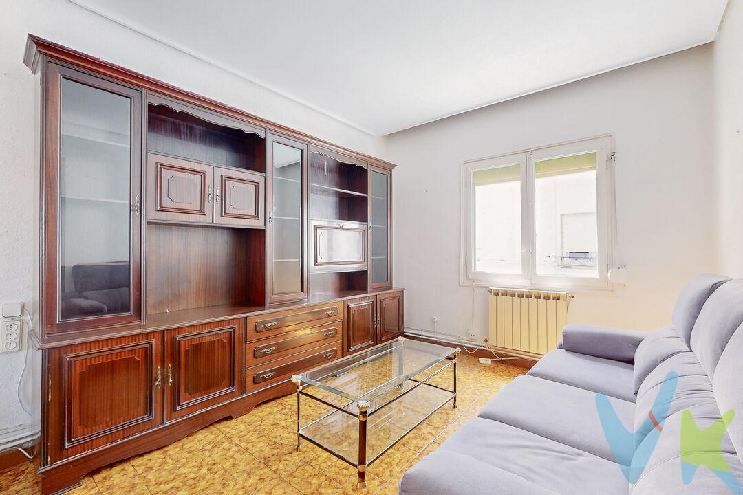Se vende magnífica vivienda situada en la calle Marcelo Celayeta, en el barrio de la Rochapea, una de las zonas más consolidadas y demandadas de Pamplona por su excelente comunicación y la amplia oferta de servicios.
La vivienda destaca por sus amplios espacios y su extraordinaria luminosidad, ofreciendo una distribución cómoda y funcional. Cuenta con tres habitaciones de buen tamaño, un baño completo, cocina independiente y un espacioso salón, ideal para disfrutar de momentos en familia o con amigos.
Gracias a su excelente entrada de luz natural y a la amplitud de sus estancias, el piso transmite una agradable sensación de confort y bienestar durante todo el año. 
Ubicado en una zona con todos los servicios a su alcance: transporte público, comercios, centros educativos, zonas verdes, instalaciones deportivas y una rápida conexión con el centro de Pamplona.
Una excelente oportunidad tanto para quienes buscan una vivienda amplia y luminosa en una ubicación privilegiada como para inversores que desean adquirir un inmueble en una zona con alta demanda. ¡No dude en solicitar más información o concertar una visita!
INFORMACIÓN LEGAL
▪ Información meramente orientativa, sin carácter contractual.▪ Superficies y características aproximadas, con finalidad descriptiva.▪ En el precio de venta están incluidos los honorarios de la agencia inmobiliaria, que serán asumidos por la parte vendedora.▪ El precio indicado no incluye los gastos e impuestos derivados de la compraventa a cargo del comprador (Notaría, Registro de la Propiedad, I.T.P., A.J.D. o I.V.A., según corresponda), ni otros posibles gastos asociados.▪ El inmueble se transmite sin mobiliario ni otros enseres, salvo que se indique expresamente lo contrario.
A modo orientativo en Navarra:
▪ Notaría y Registro: 1%–1,5%.▪ ITP: tipo general 6% (con posibles bonificaciones).▪ AJD: aprox. 0,5%–1%.