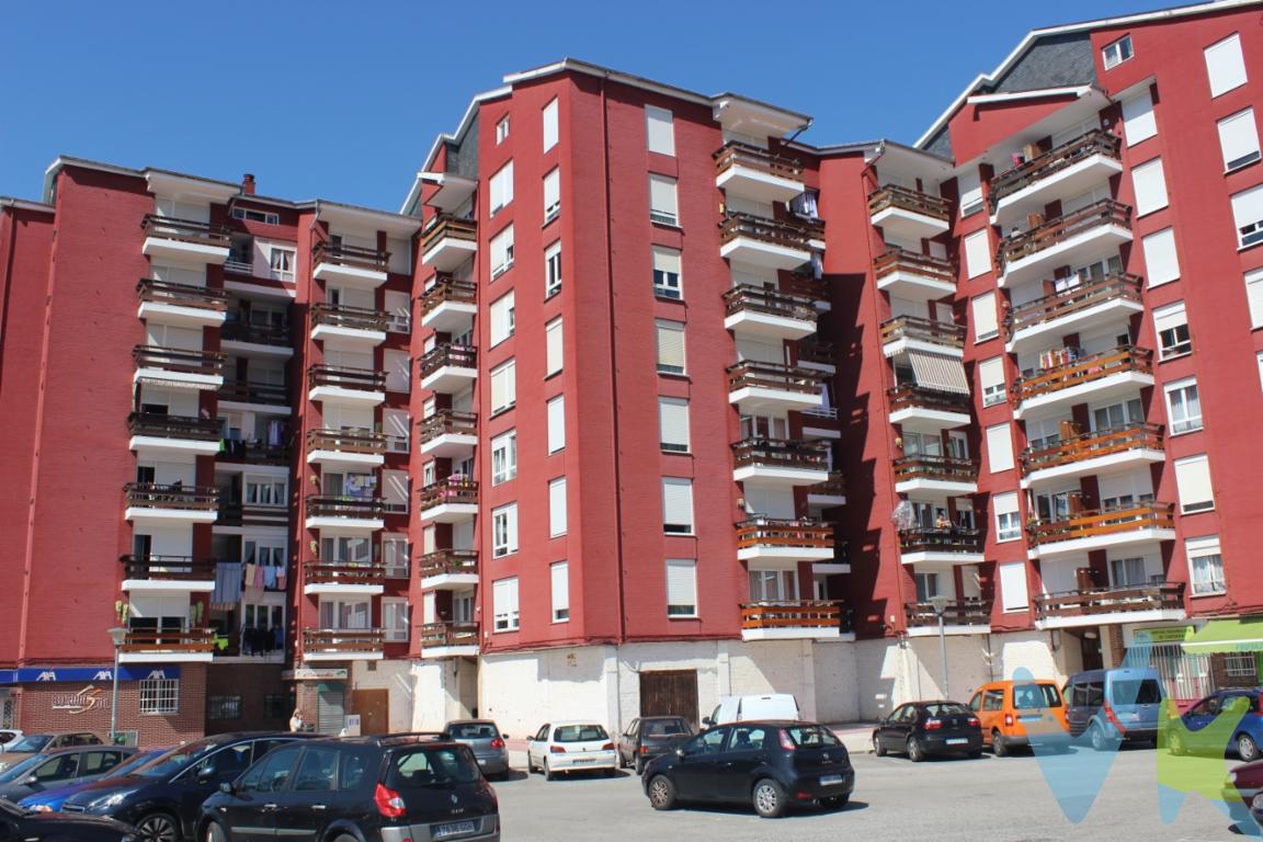 En El Bosque, junto a Solares, 349m2  diáfanos y a pie de calle, cualquier tipo de negocio. Buena ubicación.