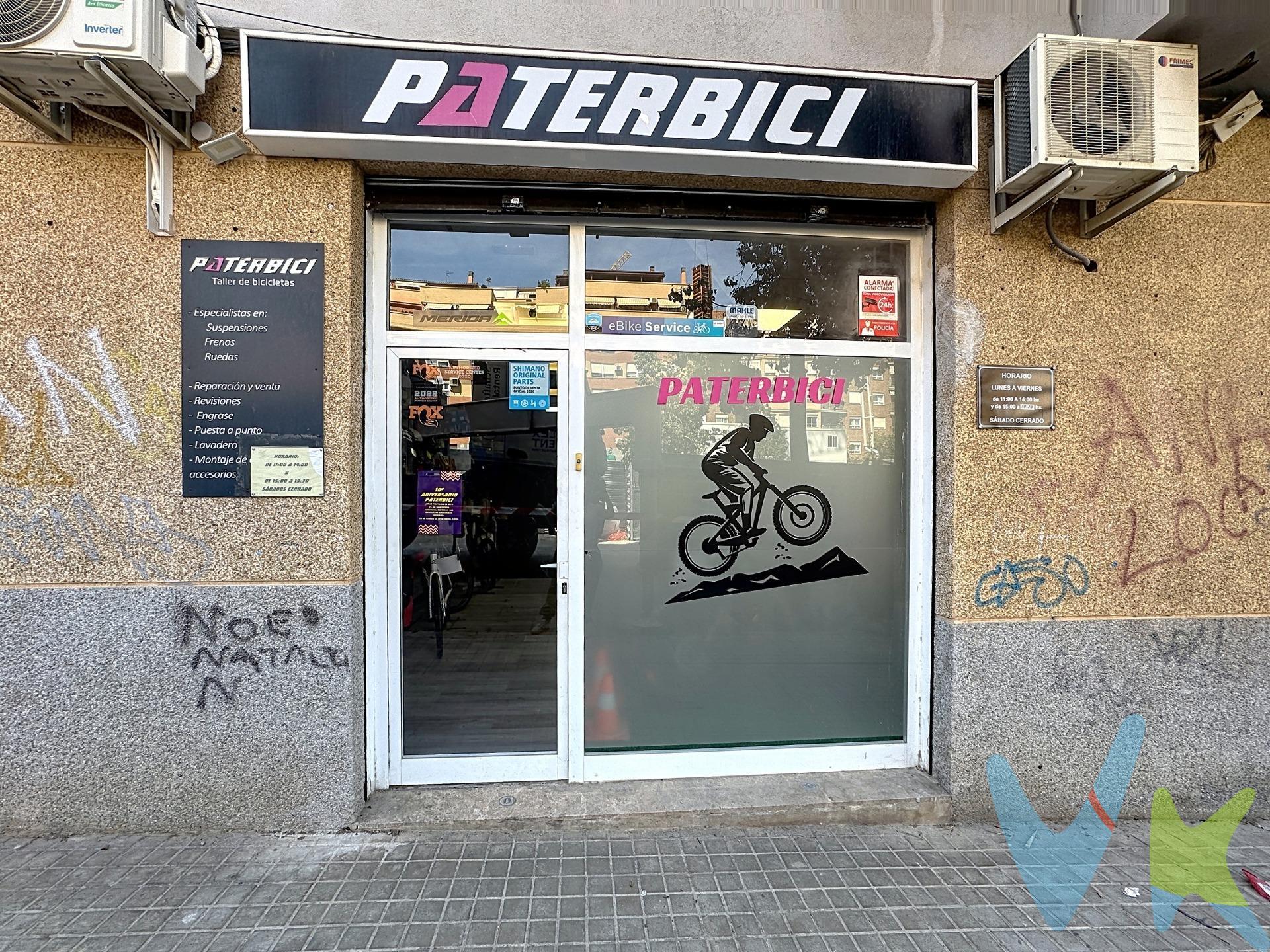 TRASPASO - Oportunidad Única para Emprendedores Apasionados por el Ciclismo. Características Destacadas del Negocio:. Ubicación Prime: Zona del Parc Central en Paterna, de fácil acceso y visibilidad. Trayectoria Sólida: Más de una década en activo, sinónimo de estabilidad y confianza. Rentabilidad Demostrada: El negocio presenta buenos ingresos recurrentes y una sólida situación financiera, ideal para una inversión segura. Se proporcionarán datos financieros detallados a interesados serios. Clientela Fidelizada: Base de clientes estable y recurrente, tanto para la compra de material nuevo como para el servicio de taller y mantenimiento. Instalaciones Completas: El traspaso incluye todo el equipamiento necesario para continuar la actividad desde el primer día: mobiliario, herramientas de taller especializadas, inventario de bicicletas, componentes y accesorios de primeras marcas, sistema de gestión de ventas, etc. Ideal para Apasionados: Una oportunidad perfecta para un profesional del sector o un aficionado al ciclismo que desee convertir su pasión en su modo de vida y tomar las riendas de un negocio ya establecido y funcionando a pleno rendimiento. Potencial de Crecimiento: Posibilidad de expandir servicios, como organización de rutas o eventos ciclistas, dada la ubicación y la base de clientes existente. Motivo del traspaso: Jubilación. Si está buscando una oportunidad de emprender con una inversión de bajo riesgo en el sector del ciclismo, este es el traspaso que estaba esperando. Interesados, contactar para más información y concertar una visita. Rogamos seriedad. PVP 45.000€. Gastos e impuestos no incluidos en el precio. La compra conlleva impuestos y gastos de formalización para el comprador. A título orientativo se informa que en segundas transmisiones el ITP con carácter general en Valencia es del 10%, pudiendo existir otros tipos impositivos atendiendo a las circunstancias personales del comprador u otras circunstancias previstas legalmente. Base imponible del impuesto el mayor valor entre el precio de compraventa, la tasación o el valor de referencia catastral. En cuanto a los gastos de notaría y registro, en su caso, suelen oscilar aprox. entre 1,5% y 2,5% (aranceles variables según precio, n.º de copias y complejidad). El comprador elige notario. Si el comprador precisase de hipoteca: tasación, condiciones y costes bancarios serán según entidad elegida por el comprador, así como los gastos de gestoría, y cualesquiera otros gastos inherentes a la formalización de la compraventa que legalmente correspondan a la parte compradora, salvo pacto expreso en contrario con el vendedor. El consumidor tiene, conforme a la normativa vigente, a su disposición información y documentación adicional relativa al inmueble y condiciones de la compraventa, que podrá ser consultada en C/Joaquín Costa 4, bajo 46005 Valencia o urbe2@remax.es. Honorarios de mediación inmobiliaria a cargo del COMPRADOR: (3.000€ del precio final de venta más IVA (21%), salvo otro pacto.); y de VENDEDOR (según acuerdo con el mismo). Se informa al consumidor que la agencia actúa como intermediaria inmobiliaria en la operación, estando cualquier eventual compraventa y sus condiciones sujeta a la aceptación expresa del propietario-vendedor y a la posterior formalización del correspondiente contrato.