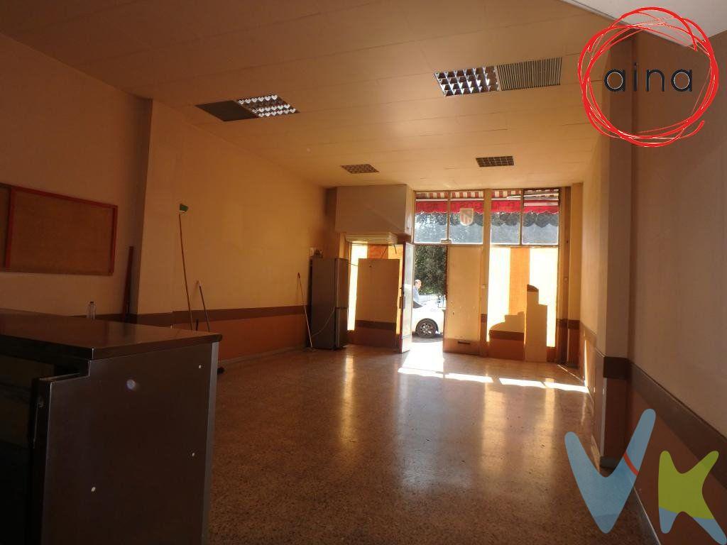 Local supercomercial en Rochapea, tiene entrada por la calle Errotazar. Son 72 mt2 útiles a tú disposición para poder utilizarlos como quieras, reuniones con amigos, con la familia, iniciar tu propio negocio. Planta baja con zona diáfana con almacen, zona con fregadero y 2 baños. Sobrepiso de 9 mt2. Dispone de caja fuerte.  Su ultima actividad fue uso de sociedad recreativa, pero tu puedes darle el uso que quieras.  