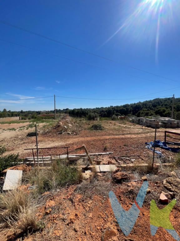 Finca en Venta en Náquera: Conexión a Red Eléctrica y Transporte Público CercanoLes presentamos una increíble oportunidad para adquirir una finca en la encantadora localidad de Náquera con una superficie de 522 metros de parcela . Con excelente conexión a la red eléctrica y muy bien comunicada por transporte público. Esta finca es una opción perfecta para aquellos que buscan un espacio amplio y versátil, rodeado de naturaleza pero sin sacrificar la comodidad y el acceso a infraestructuras esenciales,la finca se encuentra a una distancia conveniente de servicios esenciales como supermercados, colegios y centros de salud.  Las oportunidades que ofrece este terreno son innumerables, permitiéndole dar rienda suelta a su creatividad y necesidades personales. Esta finca no solo es una opción atractiva para uso personal, sino que también representa una excelente oportunidad de inversión. La creciente demanda de propiedades en áreas naturales y bien conectadas garantiza una revalorización futura, haciendo de esta finca una adquisición inteligente tanto a corto como a largo plazo.No pierda la oportunidad de hacer realidad sus sueños y proyectos en esta finca única. Contacte con nosotros hoy mismo y dé el primer paso hacia una vida llena de posibilidades en el hermoso entorno de Náquera.El precio no incluye lo siguiente: Honorarios de la agencia inmobiliaria, impuestos (IVA, ITP) y otros gastos de la Compraventa (notaria, gestoría y registro). 