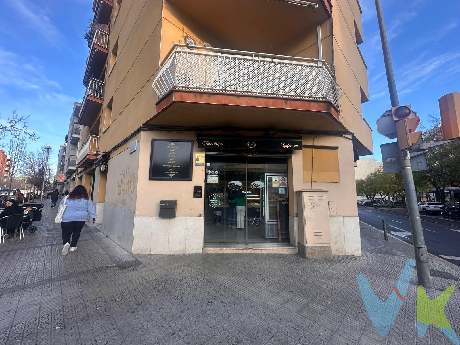 ¡Oportunidad de Inversión! Local alquilado a marca consolidada. Se vende magnífico local comercial de 114 m² construidos, ubicado en una posición estratégica excepcional. El inmueble es esquinero, lo que le otorga una visibilidad inmejorable y una gran entrada de luz natural gracias a su amplio escaparate. Se encuentra alquilado a una reconocida marca del sector panadería/cafetería (inquilino de primer nivel). Cuenta con salida de humos reglamentaria. Situado en buena zona, cerca de los juzgados. Una inversión segura con flujos de caja garantizados desde el primer día. El precio no incluye impuestos (ITP, IVA i AJD), ni los gastos de notario ni los de registro.
