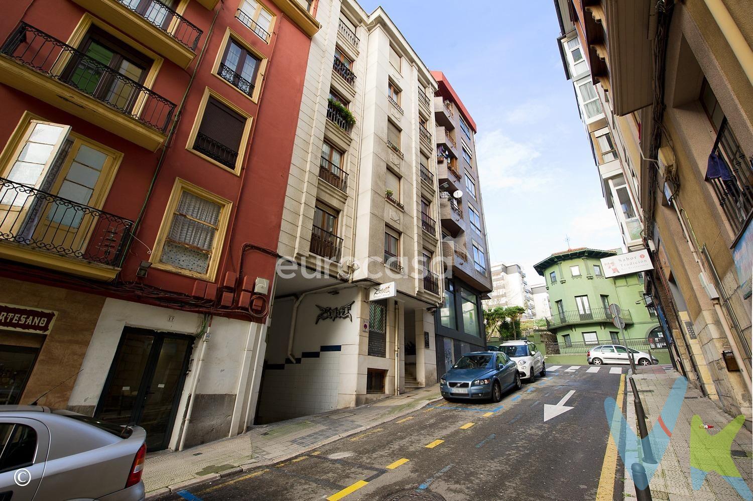 TU OPORTUNIDAD ESTÁ AQUÍ. ¡Descubre una oportunidad única de negocio! . En la planta baja de este edificio situado en la calle Florida, justo a través del portal, encontrarás dos locales comerciales esperando a ser llenados con tu visión emprendedora. ¿Te apasiona el mundo del deporte? Estás de suerte. Estos locales son el escenario perfecto para establecer tu negocio de artículos deportivos y marcar la diferencia en la zona. Imagina ser el pionero en ofrecer una amplia gama de artículos deportivos en este vecindario vibrante. Con tu tienda, no solo llenarás un vacío existente, sino que te convertirás en el destino favorito de los amantes del deporte en la zona. Este espacio es ideal para emprendedores jóvenes con una visión de futuro. Aquellos que sueñan en grande y desean construir una marca sólida en el mundo del deporte encontrarán en estos locales la plataforma perfecta para hacerlo realidad. Entra en acción y crea un ambiente acogedor y moderno donde los clientes puedan encontrar todo lo que necesitan para su práctica deportiva. Desde equipos y accesorios hasta ropa y calzado especializado, tu negocio ofrecerá una experiencia de compra única y personalizada. Imagina ser parte de la comunidad deportiva local, colaborando con equipos, patrocinando eventos y convirtiéndote en el lugar de referencia para aquellos que buscan llevar su rendimiento deportivo al siguiente nivel. No esperes más para aprovechar esta oportunidad excepcional. Estos locales en la calle Florida te están esperando para dar vida a tu visión emprendedora. ¡Sé el líder en el mundo del deporte en la zona y establece tu marca con fuerza y determinación!. Contáctanos ahora mismo y comencemos a hacer realidad tus sueños empresariales. ¡El éxito te está esperando en la calle Florida!. 