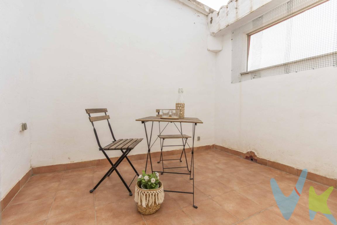 Ubicación céntrica y bien comunicada Se vende esta luminosa y acogedora vivienda en el corazón de Meliana, una población muy demandada por su cercanía a Valencia y su excelente calidad de vidaReformada, funcional y con terraza desde la cocina Ubicada en la quinta planta de un edificio sin ascensor, esta vivienda ha sido reformada recientemente y se encuentra lista para entrar a vivir. Con una superficie construida de 60,50 m², está distribuida de forma muy eficiente, aprovechando al máximo cada espacio.Cuenta con dos habitaciones, ambas con buena iluminación natural. El salón-comedor ofrece un ambiente cómodo y bien aprovechado, ideal para el día a día. La cocina, moderna y reformada, se convierte en uno de los puntos fuertes de la vivienda, no solo por su funcionalidad, sino porque desde ella se accede directamente a una agradable terracita exterior, perfecta para tender, colocar plantas o disfrutar de un café al aire libre.El baño completo dispone de plato de ducha y acabados actuales, con una distribución cómoda y funcional.Luminosidad, tranquilidad y buena inversión Al estar en la última planta, esta vivienda disfruta de mucha luz natural durante todo el día. Además, no tener vecinos arriba aporta un extra de tranquilidad. La reforma integral le da un aspecto moderno y actual, lo que la hace ideal tanto para entrar a vivir directamente como para destinarla a alquiler.Pese a que el edificio no dispone de ascensor, la vivienda compensa por ubicación, estado y precio.La zona ofrece todo tipo de servicios a pie de calle: supermercados, comercios, centros educativos, transporte público y zonas verdes. Además, se encuentra perfectamente conectada con Valencia tanto en coche como en metro o bicicleta.¡Ven a verla y descubre su potencial! Una oportunidad perfecta si buscas una vivienda luminosa, reformada, bien situada y con terraza en Meliana. 📞 Contáctanos para más información o para agendar una visita. ¡Te esperamos!