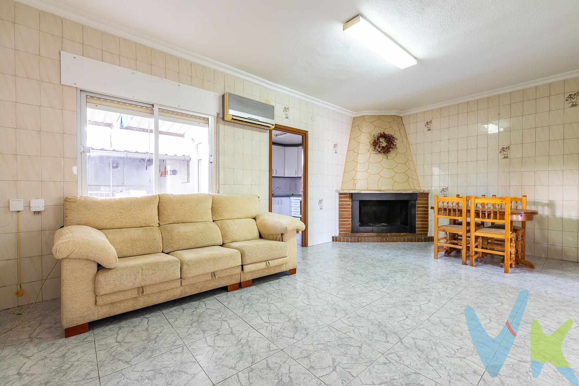 Crea el hogar que siempre has soñado en esta magnífica propiedad ubicada en el tranquilo y accesible barrio de San Antonio de Molina, una opción ideal para aquellos que buscan un hogar amplio y lleno de posibilidades. Esta espaciosa casa cuenta con 290 m² construidos, ofreciendo grandes espacios iluminados por su favorable orientación sur. Con cinco habitaciones dobles, dos baños completos y un aseo adicional, es perfecta para familias numerosas o quienes deseen disfrutar del confort sin restricciones. Además, la vivienda incluye parking privado, terraza amplia y trastero; todos elementos esenciales para tu comodidad diaria. La ubicación es inmejorable: rodeada de servicios como autobuses cercanos, pequeños comercios y centros comerciales a pocos minutos caminando, colegios e institutos en las proximidades. !todo lo necesario al alcance de tu mano! A pesar de estar conservada 'de origen', presenta innumerables oportunidades para personalizarla según tus gustos personales mediante reformas creativas que optimicen cada rincón del espacio disponible. Llámanos y te informaremos sin compromiso. Para terminar te queremos comentar algo: ¡Descubre una aventura inmobiliaria que combina calidad, pasión y profesionalidad! La confianza que los propietarios han depositado en nosotros es un testimonio de nuestro compromiso en brindarte un servicio excepcional. Aquí viene el detalle especial: al contactarnos directamente, evitarás molestarlos, nosotros seremos tus intermediarios y te proporcionaremos toda la asistencia necesaria. Estamos aquí para facilitarte la documentación e información que requieras, y te prometemos un trato cálido y sin complicaciones. Te informaremos detalladamente de todos los aspectos, incluyendo gastos de la compra y honorarios de agencia que no están incluidos en el precio, para garantizar tu comodidad y tranquilidad durante todo el proceso. Esa es nuestra esencia, proporcionarte #Calma: “Estado ideal de tranquilidad que tendrás al comprar tu casa con nosotros”. Queremos que sepas que tanto la descripción del inmueble como las imágenes que ves son valiosas referencias informativas, en ningún caso tienen carácter contractual. Asimismo, el precio ha sido designado por la propiedad por lo que podría sufrir variaciones y no sería vinculante hasta que se formalice en contrato de compraventa. 