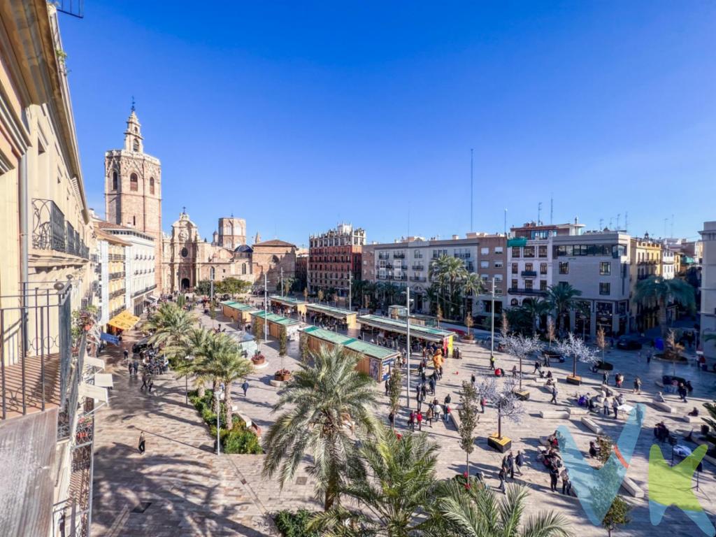 ¿Te gustaría vivir en el centro de Valencia, rodeado de historia, cultura y belleza? ¿Te imaginas despertar cada mañana con las vistas de la plaza de la Reina, la Catedral o la Iglesia de Santa Catalina? ¿Te apetece disfrutar de la comodidad y el confort de una vivienda moderna y espaciosa, con todas las prestaciones y servicios a tu alcance?..Si tu respuesta es sí, no dejes escapar esta oportunidad única de adquirir una vivienda exclusiva en una de las plazas más emblemáticas de la ciudad. Se trata de una propiedad situada en una 3ª planta con ascensor de un edificio del año 1998, con una sola vivienda por planta. Cuenta con 218 m2 construidos, distribuidos en 4 habitaciones (tres dobles y una individual), 3 baños con bañera (dos de ellos en suite), un amplio salón comedor con vistas a la plaza de la Reina y una cocina con vistas a la parte trasera de la Iglesia de Santa Catalina...La vivienda está equipada con splits de aire acondicionado y calefacción centralizada por radiadores, suelos de parquet, puertas lacadas en blanco y carpintería exterior de PVC. Además, se encuentra en una ubicación inmejorable, en pleno corazón histórico de Valencia, con fácil acceso a las principales avenidas como calle La Paz, calle Colón o la Plaza del Ayuntamiento...No dejes pasar esta ocasión de vivir en una joya arquitectónica, en un entorno privilegiado y con todas las ventajas de la vida urbana. ¡Contacta con nosotros sin ningún compromiso y te informaremos de todos los detalles!