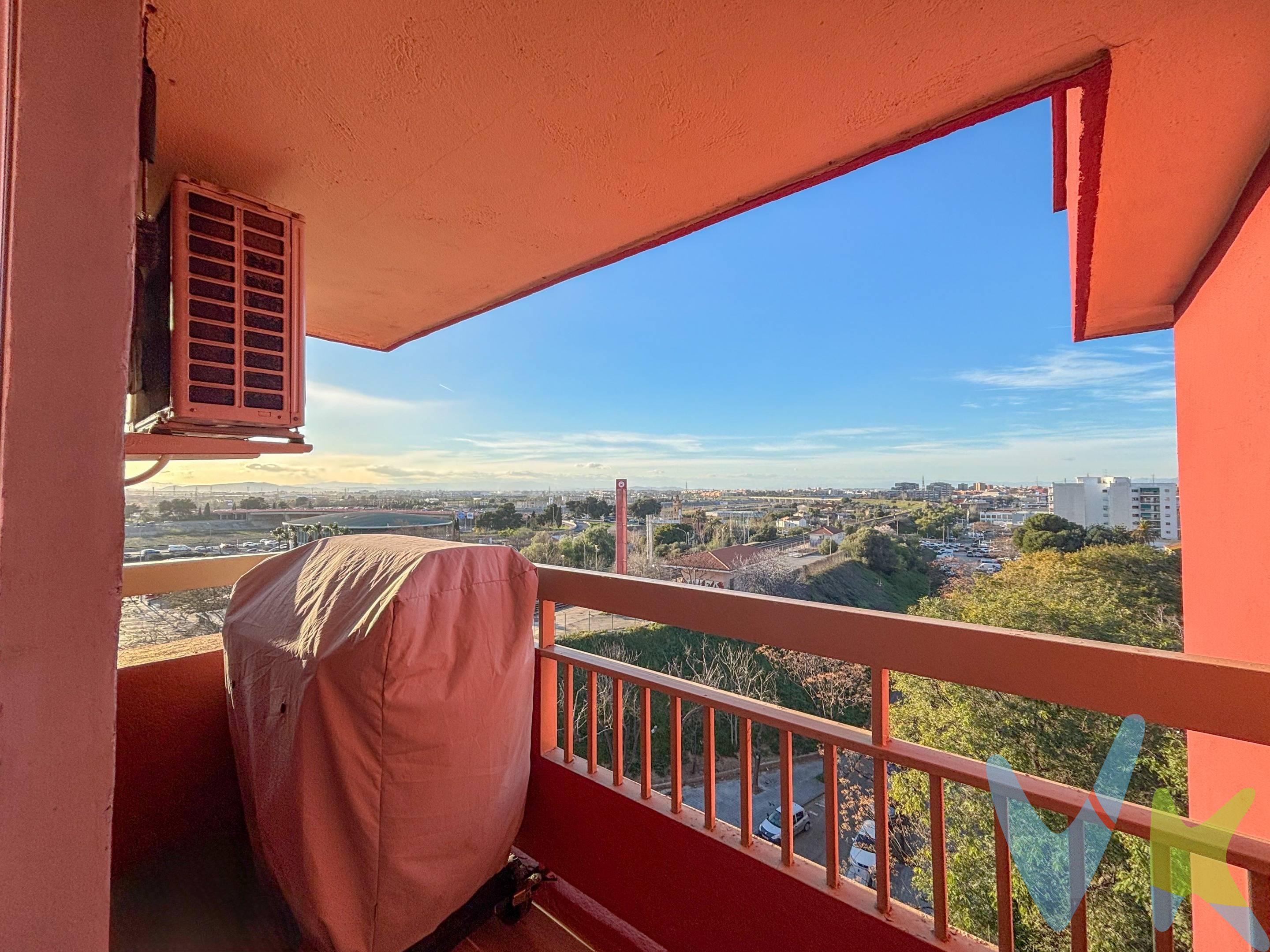 Te presentamos  en Exclusiva magnífica vivienda recién reformada, donde el estilo moderno se combina con espacios amplios, luminosos y muy bien aprovechados. Una propiedad pensada para quienes buscan confort, calidad y una distribución funcional sin renunciar al diseño. La vivienda cuenta con 97 m² construidos y se distribuye de manera equilibrada y cómoda:. Dos dormitorios dobles y un dormitorio individual. Amplio salón-comedor, muy luminoso. Cocina independiente, totalmente equipada con electrodomésticos nuevos. Galería funcional. Balcón, ideal para disfrutar tanto de día como de noche gracias a sus agradables vistas. Se trata de un piso esquinero, totalmente exterior, lo que le aporta una excelente entrada de luz natural durante todo el día. Su orientación noroeste permite disfrutar de luminosidad constante sin necesidad de encender luces, además de una agradable ventilación cruzada que mejora el confort térmico de la vivienda. La finca se encuentra en muy buen estado y dispone de dos ascensores a cota cero, facilitando el acceso a personas con movilidad reducida. Una oportunidad ideal tanto como vivienda habitual para quienes buscan una propiedad moderna, luminosa y cuidada al detalle. La oferta está sujeta a cambios de precio o retirada del mercado sin previo aviso. Este anuncio en su conjunto, incluyendo textos, fotos, imágenes o cualquier otro contenido del mismo, no es vinculante dado que la información es ofrecida por terceros y puede contener errores. Se muestra a título informativo y no contractual. Número de Registro de Agentes de Intermediación Inmobiliaria de la Comunidad Valenciana: RAICV-3991. El precio no incluye lo siguiente: honorarios de la agencia inmobiliaria, impuestos (IVA, ITP) y otros gastos de la Compraventa (notaría, gestoría y registro). Por mandato expreso del propietario, comercializamos este inmueble en exclusiva, lo que le garantiza el acceso a toda la información, a un servicio de calidad, un trato fácil, sencillo y sin interferencias de terceros. Por este motivo, se ruega no molestar al propietario, a los ocupantes de la propiedad o a los vecinos. Muchas gracias por tu comprensión. Si eres agente inmobiliario y tienes un cliente para este inmueble, llámanos: estaremos encantados de colaborar.