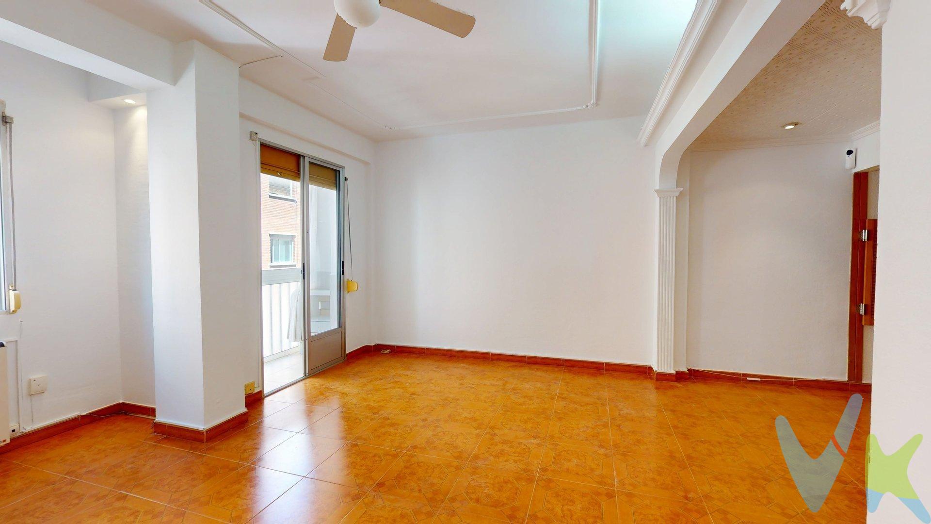 Descubre esta encantadora vivienda ubicada en el corazón del barrio de Las Delicias,  en la calle Conde de la Viñaza. Perfectamente conservada y lista para entrar a vivir, es una opción ideal tanto si buscas tu primera casa como si deseas realizar una inversión rentable. . Con un total de 61 metros útiles, este piso destaca por su amplio y luminoso salón de 21 metros que se conecta con una acogedora terraza . Además, cuenta con dos cómodos dormitorios perfectos para descansar después de un largo día. La cocina incluye una galería que aportan funcionalidad y espacio adicional; mientras que el baño está diseñado pensando en tu comodidad diaria. Los suelos son de gres y las ventanas de aluminio , puertas interiores acabadas en cálido color roble, calefacción y termo eléctricos. Debes saber también que se encuentra situada en segunda planta sin ascensor . Llámanos  hoy mismo! ¡No pierdas esta oportunidad única!