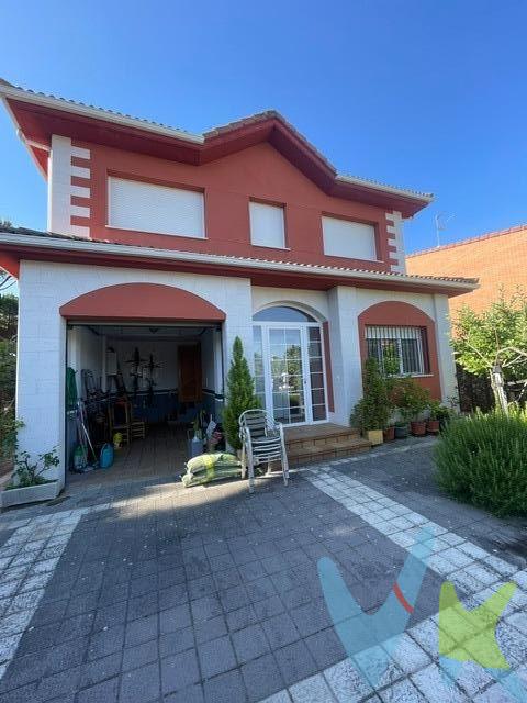 Se presenta este excepcional chalet independiente ubicado en la calle Cardiel de la prestigiosa Urbanización Aldeamayor Golf. La propiedad cuenta con una amplia parcela que incluye una piscina prefabricada, ideal para disfrutar todo el año gracias a su cerramiento invernal. Rodeado de frutales, ofrece un ambiente natural y acogedor. En planta baja se sitúa un dormitorio, salón amplio luminoso, cocina equipada y cuarto de baño completo; mientras que en la primera planta encontramos cuatro dormitorios adicionales, destacando uno con baño en suite y galería mirador perfecta para contemplar las vistas del entorno. El sótano alberga una bodega con chimenea encantadora junto a un almacén y trastero funcionales. Con carpintería exterior dotada de rotura de puente térmico e instalación de  mosquitera garantizan confort durante todas las estaciones del año. Además tiene  caldera nueva individualizada por plantas mediante termostatos independientes así como riego automático optimizado. También forman parte los servicios comunitarios donde hay piscina pública disponible durante el verano además estar muy cerca (2 min) del campo golf local . Cabe destacar que el precio indicado no incluye gastos notariales ni administrativos relacionados (Registro Propiedad ,Transmisiones Patrimoniales o AJD). Honorarios Intermediación Inmobiliaria son asumidos exclusivamente por vendedor.