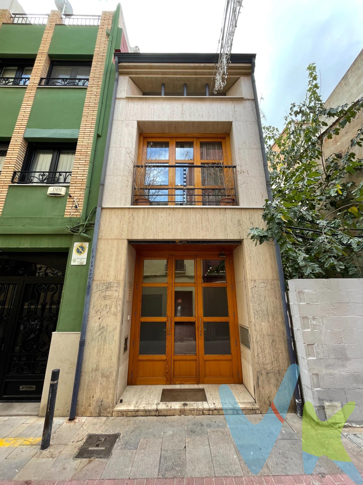 Esta casa, ubicada en el centro de la ciudad y con un encantador casco antiguo, actualmente funciona como despacho pero tiene el potencial para convertirse en una hermosa vivienda. Consta de planta baja y dos plantas superiores, ofreciendo amplios espacios que puedes adaptar a tus necesidades. La altura de la fachada permite disfrutar de mucha luz natural gracias a sus claraboyas, creando así un ambiente acogedor. Además, cuenta con un pequeño patio en la parte superior ideal para relajarte al aire libre. Construida sobre 62m2 por planta  te brinda todo el espacio que necesitas para tu vida diaria o incluso poder desarrollar actividades profesionales desde casa si lo deseas. No pierdas esta oportunidad única ¡Ven a conocerla ahora mismo! Vivir en Castellón ofrece un clima mediterráneo agradable, hermosas playas, una rica historia y cultura, calidad de vida, una ubicación estratégica y oportunidades laborales, todo en un entorno tranquilo y acogedor. Este inmueble es en exclusiva, con lo que le facilitamos cualquier información sobre la vivienda. Por este motivo, solicitamos no molesten al propietario, ocupantes de la propiedad, vecinos o conserje de la comunidad. En todos los casos los precios expuestos son más impuestos y gastos derivados de la transmisión del inmueble.