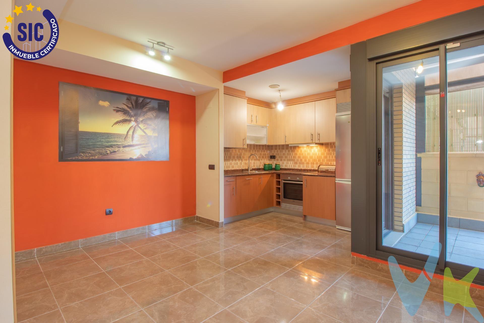 Si buscas una vivienda cerca del mar, esta es una oportunidad que no puedes dejar pasar. Ubicada en una excelente zona junto al puerto, a tan solo 100 metros de la playa y rodeada de paseo marítimo con amplia oferta de ocio, restauración y servicios, esta propiedad destaca por su localización privilegiada. La vivienda se sitúa en una primera planta y cuenta con una terraza interior de uso privativo, un espacio versátil con muchas posibilidades: desde zona chill-out hasta rincón verde o comedor exterior (se incluyen propuestas de recreación virtual para ayudarte a visualizar su potencial). En el interior encontramos un espacio de concepto abierto, con una agradable zona de salón-comedor integrada con una cocina totalmente equipada, creando un ambiente práctico y funcional para el día a día. Además, la vivienda dispone de sistema de aire acondicionado por conductos con bomba de frío y calor, garantizando el máximo confort durante todo el año. Dispone de dos dormitorios, ambos con ventana a la terraza. El dormitorio principal cuenta con armario empotrado, aportando comodidad y capacidad de almacenaje. La vivienda se completa con un baño completo. Una propiedad versátil que encaja tanto como vivienda habitual, segunda residencia junto al mar o como inversión con alta demanda en la zona.