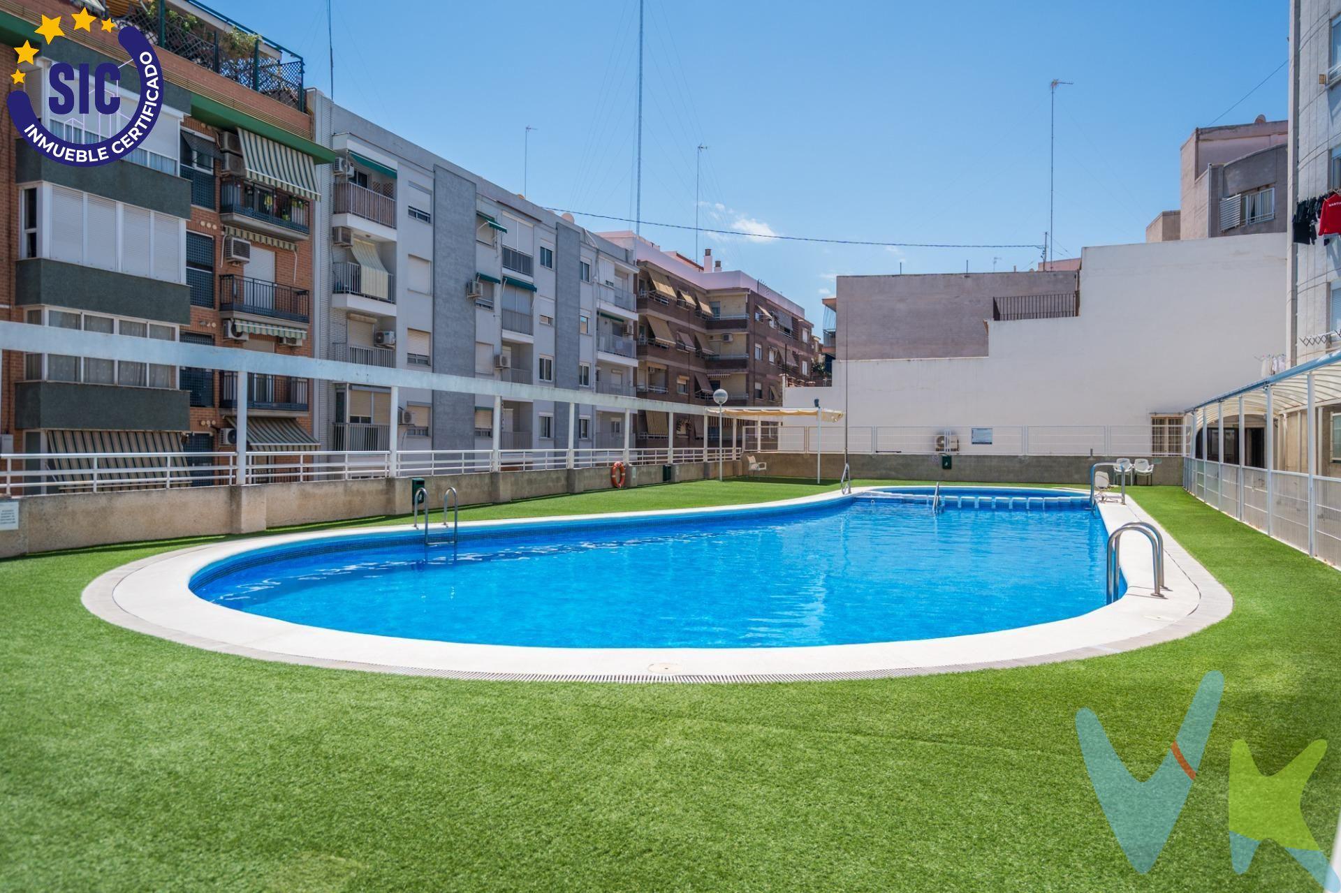 En una de las urbanizaciones más completas y consolidadas del Cabanyal, presentamos esta magnífica vivienda esquinera  de 137 metros que combina amplitud, luminosidad y una excepcional calidad de vida en una de las zonas más atractivas y dinámicas de Valencia. Ubicada en una cuidada comunidad residencial con completas instalaciones, esta propiedad destaca por su privilegiada condición de esquina, que le proporciona una extraordinaria entrada de luz natural y una agradable sensación de amplitud en todas sus estancias. La vivienda ofrece una distribución equilibrada y funcional, diseñada para el confort diario. La zona de día gira en torno a un amplio salón-comedor, elegante y acogedor, con acceso a un luminoso despacho con pequeña terraza exterior. Existe una  segunda terraza exterior amplia, espacio perfecto para disfrutar de momentos de descanso durante todo el año. La cocina, generosa en dimensiones dispone de acceso a galería independiente y a la terraza adicional mencionada anteriormente , aportando luminosidad  y ventilación. La zona de noche alberga tres dormitorios de excelentes proporciones. La suite principal constituye un auténtico refugio privado, con baño completo en suite equipado con bañera y una amplia zona de vestidor. Los otros dos dormitorios, uno de ellos con armarios empotrados y dimensiones especialmente generosas, comparten un segundo baño completo con una cabina de ducha que da servicio al resto de la vivienda. Como valor añadido, existe la posibilidad de adquirir una segunda plaza de garaje en el mismo residencial (25.000€) una prestación especialmente apreciada en una ubicación tan demandada. La urbanización ofrece un entorno residencial excepcional, concebido para disfrutar sin salir de casa. Sus residentes cuentan con servicio de conserjería, piscina, gimnasio, pista de squash, vestuarios, zonas infantiles y amplios espacios comunes cuidadosamente mantenidos, dentro de una comunidad tranquila, familiar y perfectamente consolidada. La ubicación representa uno de los grandes atractivos de esta propiedad. Situada en el histórico barrio del Cabanyal, una de las zonas con mayor proyección de Valencia, permite disfrutar de una singular combinación entre tradición mediterránea, servicios urbanos y proximidad al mar a tan solo 12 minutos y excelente conexión mediante tranvía, autobús a las mismas y además acceso rápido y cómodo a cualquier otro punto de la ciudad. Asimismo, la vivienda se encuentra próxima a la Ciudad de las Artes y las Ciencias, al puerto deportivo, a los Jardines del Turia y a una amplia oferta de comercios, centros médicos, colegios, restauración y servicios. Una propiedad que reúne espacio, luminosidad, privacidad y completas instalaciones residenciales en una de las ubicaciones más deseadas de Valencia. Una oportunidad única para quienes buscan una vivienda familiar de alto nivel junto al Mediterráneo. -------------------------------------------------------------------------------------------------------------------------. Por mandato expreso del propietario, comercializamos este inmueble en exclusiva, lo que le garantiza el acceso a toda la información. Por este motivo, se ruega no molestar al propietario, a los ocupantes de la propiedad o a los vecinos. Muchas gracias por su comprensión. Si usted es agente inmobiliario y tiene un cliente para este inmueble, llámenos: estaremos encantados de colaborar.