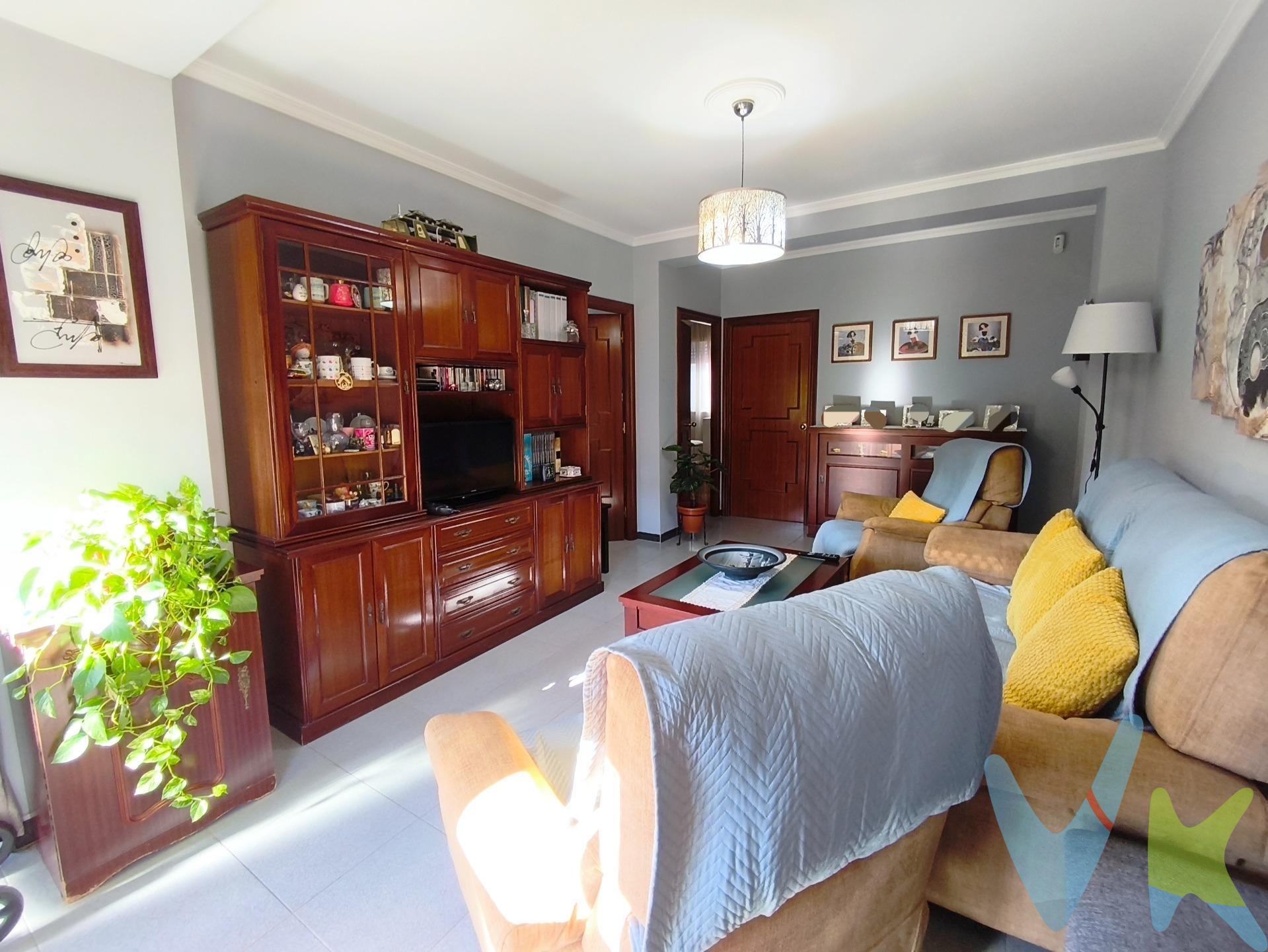 ✨ Te presentamos este acogedor piso, ideal para quienes buscan una vivienda lista para entrar a vivir, bien distribuida y con estancias amplias. 🚪 La vivienda  se encuentra en una primera planta sin ascensor, cuenta con una entrada espaciosa que da la bienvenida al hogar, una cocina en buen estado con acceso al patio comunitario, perfecto para tender la ropa 🧺, y un salón con la terraza incorporada, que ofrece un espacio cómodo y funcional para el día a día ☀️. 🛏️ Dispone de tres dormitorios: una habitación principal, una habitación individual y dos estancias adicionales con buena amplitud, además de un baño completo con ventana 🛁 para una mejor ventilación natural. 🌿 La cocina y uno de los dormitorios dan al patio comunitario, mientras que las otras dos habitaciones y el salón tienen vistas a la calle. 🔑 Entre sus características destacan las paredes acabadas en perlita, excepto en dos de las habitaciones, y el termo eléctrico para el agua caliente. La vivienda cuenta también con puerta de entrada blindada 🔒, aportando un extra de seguridad. 🚌 Situado en una zona con buena comunicación mediante transporte público y con colegios y zonas infantiles cercanos 🏫🛝, este piso ofrece comodidad y servicios a su alrededor. ✨ Una oportunidad para encontrar tu próximo hogar en una zona bien comunicada. 📞 ¡Contacta con nosotros y ven a visitarlo! 🔑🏡. Disponemos del Documento Informativo Abreviado de la propiedad (D.I.A), según Decreto 218/2005, de 11 de octubre. La Agencia Inmobiliaria también dispone de  Seguro de Caución, para la garantía y protección de las cantidades económicas  entregadas como señal para la reserva de una vivienda. Así mismo, informamos que los gastos Notariales, Registrales, ITP, Honorarios de la Agencia y otros gastos inherentes a la compraventa no está incluidos en el precio. Por mandato expreso del propietario, comercializamos este inmueble en exclusiva compartida, lo que le garantiza el acceso a toda la información, a un servicio de calidad, un trato fácil, sencillo y sin interferencias de terceros. Por este motivo, se ruega no molestar al propietario, a los ocupantes de la propiedad o a los vecinos. . Muchas gracias por su comprensión.