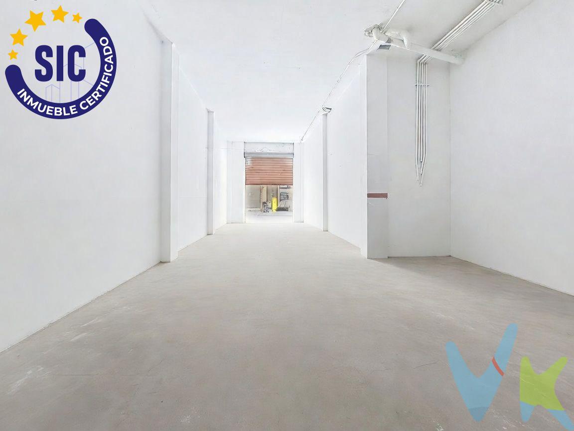 A pie de calle y con acceso directo mediante persiana metálica, este local comercial de Quart de Poblet ofrece un espacio diáfano de algo más de 85 m 2 en planta baja, listo para adaptarse a cualquier actividad comercial o profesional. Nada más entrar sorprende la sensación de amplitud: una única nave sin columnas ni distribuciones que facilita organizar el espacio exactamente como lo necesite cada negocio, con paredes y techo pintados en blanco y suelo de cemento pulido que le dan un aspecto limpio y cuidado. Cuenta además con un cuarto de aseo propio, un extra que se agradece en el día a día de cualquier actividad y que evita depender de instalaciones comunitarias. Su configuración abierta y su buena altura lo hacen igual de válido para un comercio de calle, una oficina, un taller o un almacén, y su ubicación en planta baja con acceso independiente aporta la visibilidad y la accesibilidad que buscan tanto clientes como proveedores. Situado en Quart de Poblet, a un paso de Valencia capital y con excelente conexión mediante metro, autobús y las principales vías de acceso a la ciudad, el local se beneficia de una zona residencial y comercial consolidada, con tránsito constante de vecinos y buena visibilidad desde la calle. . Se vende por 92.000€, una oportunidad interesante para quien busca arrancar o trasladar su negocio sin más obras que las de adaptación a su actividad. Si te interesa conocerlo, contáctanos y lo visitamos juntos. VENTA:. PVP 92.000€. Gastos e impuestos no incluidos en el precio. La compra conlleva impuestos y gastos de formalización para el comprador. A título orientativo se informa que en segundas transmisiones el ITP con carácter general en Valencia es del 9%, pudiendo existir otros tipos impositivos atendiendo a las circunstancias personales del comprador u otras circunstancias previstas legalmente. Base imponible del impuesto el mayor valor entre el precio de compraventa, la tasación o el valor de referencia catastral. En cuanto a los gastos de notaría y registro, en su caso, suelen oscilar aprox. entre 1,5% y 2,5% (aranceles variables según precio, n.º de copias y complejidad). El comprador elige notario. Si el comprador precisase de hipoteca: tasación, condiciones y costes bancarios serán según entidad elegida por el comprador, así como los gastos de gestoría, y cualesquiera otros gastos inherentes a la formalización de la compraventa que legalmente correspondan a la parte compradora, salvo pacto expreso en contrario con el vendedor. El consumidor tiene, conforme a la normativa vigente, a su disposición información y documentación adicional relativa al inmueble y condiciones de la compraventa, que podrá ser consultada en C/Joaquín Costa 4, bajo 46005 Valencia o urbe2@remax.es. Honorarios de mediación inmobiliaria a cargo del COMPRADOR: (3.000€ del precio final de venta más IVA (21%), salvo otro pacto.); y de VENDEDOR (según acuerdo con el mismo). Se informa al consumidor que la agencia actúa como intermediaria inmobiliaria en la operación, estando cualquier eventual compraventa y sus condiciones sujeta a la aceptación expresa del propietario-vendedor y a la posterior formalización del correspondiente contrato.