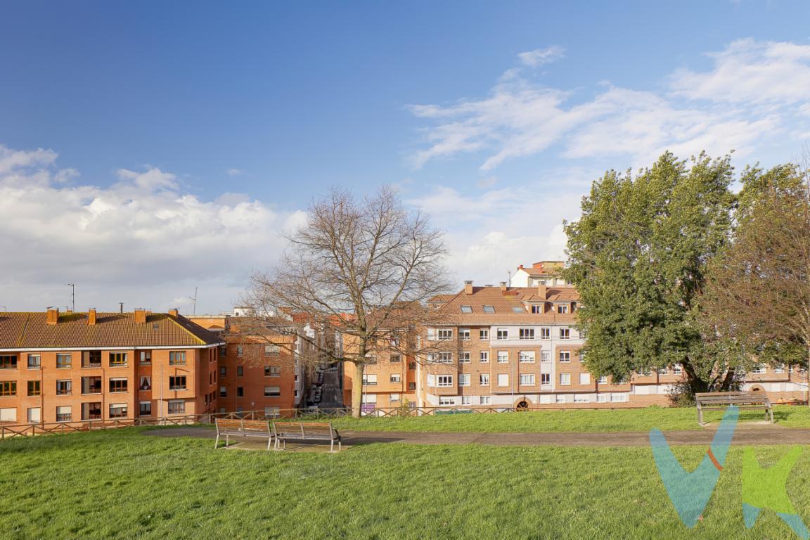Al lado del Parque de Los Pericones piso para entrar a vivirAcogedor piso, ideal para parejas o pequeñas familias y también como segunda residencia o como inversión para alquilar.Ubicado en la cuarta planta sin ascensor y con la ventaja de ser el ultimo piso y  no tiene vecinos encima, por lo que tienes asegurada la falta de molestias y ruidos de las plantas superiores.Este piso cuenta con dos habitaciones, salón, cocina y baño con ventana. Tiene dos huecos a la calle con orientación sur y el resto da a un amplio patio de manzana con muchísima luz.Calefacción eléctrica en el salón y preinstalación para ponerla en los dos dormitorios.La vivienda se entrega en el estado actual y tal y como se puede apreciar en las fotos.No dudes en coordinar una visita para sentir de primera mano las posibilidades que este piso ofrece. Honorarios de intermediación inmobiliaria a cargo del vendedor y honorarios de mediación inmobiliaria del 2% más IVA a cargo del comprador.Gastos e impuestos no incluidos en el precio. A título orientativo, en segundas transmisiones, el comprador abonará el Impuesto sobre Transmisiones Patrimoniales (ITP). Para consultar los porcentajes del ITP en Asturias puede hacerlo a través de la web oficial de servicios tributarios del Principado de Asturias https://sede.tributasenasturias.es/sites/sede/default/es_ES/Que-quieres-hacer/Transmisiones-Patrimoniales-y-AJD. La base imponible será el mayor valor entre precio de compraventa, tasación o valor de referencia catastral. Gastos de notaría y registro según aranceles variables según precio, número de copias y complejidad.El comprador escoge libremente notario. El vendedor asume la plusvalía y el resto de gastos son del comprador. Si se precisa hipoteca: Tasación, condiciones y costes bancarios según entidad elegida por el comprador; así como los gastos de gestoría y cualesquiera otros inherentes a la formalización de la compraventa. De acuerdo con la ley, no se incluyen en el precio otros gastos o tributos que legalmente correspondan al comprador.El consumidor tiene derecho, conforme a la normativa vigente, a disponer de información y documentación adicional relativa al inmueble y condiciones de la compraventa, accesible en la sede física de la inmobiliaria o de correo electrónico. La agencia actúa exclusivamente como intermediaria en la operación. Cualquier compraventa y sus condiciones quedan sujetas en todo caso a la aceptación expresa del vendedor del inmueble y a la posterior formalización del correspondiente contrato. El presente anuncio tiene carácter meramente informativo; la información suministrada se corresponde con la disponible a la fecha de publicación, pudiendo variar en función de las circunstancias o actualizaciones legales, contractuales y fiscales. 