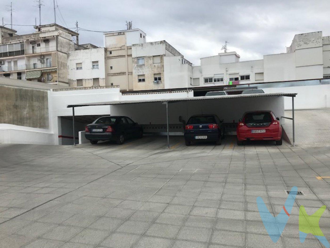 Plaza de parking en el centro de Gandia.  Comodidad, servicio ,situación, precio ; esta cochera cumple todos los requisitos  para solucionar los problemas de la gente que trabaja o vive en el centro de Gandia . Ir al centro ya no te supondrá ningún esfuerzo. Ven y pregúntanos, nuestros comerciales te informarán y asesorarán sin ningún compromiso.  ¡¡ Precio interesante !!