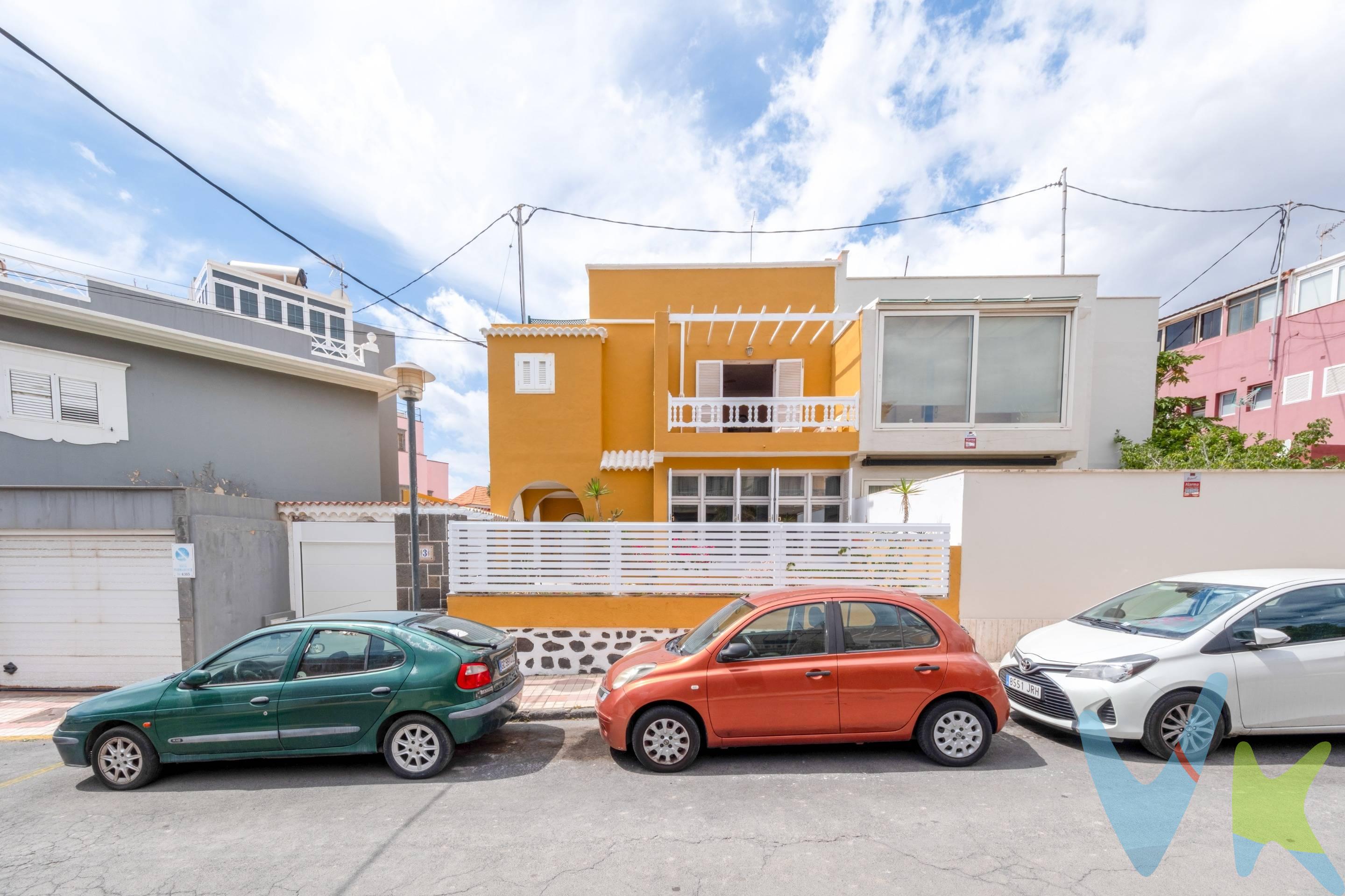 Este bonito y acogedor Chalet pareado de Ciudad Jardín, diseñado por el prestigioso arquitecto Miguel Martín-Fernández de la Torre, consta de 388 m2 construidos y 281 m2 de parcela, distribuidos a tres alturas.   Muy bien situado, en una calle amplia y tranquila, cerca de la zona comercial Mesa y López, muy luminoso y con todas las estancias  exteriores, con muy buena distribución, habitaciones muy amplias que disponen de varias terrazas.   Con un diseño exterior e interior que realzan los elementos arquitectónicos y los materiales de calidad de la época.   El chalet está distribuido a tres alturas de la siguiente forma:.   PLANTA BAJA: Entrando nos recibe una bonita terraza delantera, y a continuación el área social de la casa con amplio salón, un comedor, y una cocina independiente completamente equipada y un aseo. El comedor da paso a una terraza trasera, con un área de comedor exterior.   También en esta misma planta está situado el garaje y en la parte trasera disponemos  de un cuarto trastero y zona de lavado.   PLANTA PRIMERA: Dispone de cuatro dormitorios dobles, tres de ellos con baño en tipo suite, todos exteriores y muy luminosos,  dos de ellos con terraza privada, y otro baño de uso general de la planta.   PLANTA SEGUNDA: Dispone de dos amplios dormitorios dobles con baño en tipo suite, uno de ellos con terraza privada y además un solarium-terraza con muchas posibilidades.   La elegancia interior es innegable gracias a los acabados impecables que combinan elementos constructivos nobles cómo suelos de mármol, carpintería y detalles constructivos que proporcionan un ambiente exclusivo y acogedor a la vivienda. En el exterior una arquitectura emblemática con detalles propios del estilo de la época como grandes ventanales que le proporcionan luz durante todo el día.   Todo ello la definen como una propiedad muy ESPECIAL y ÚNICA. . 