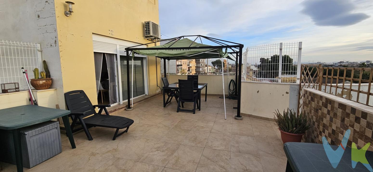 PRIMER GRUPO VIVENDIA presenta una vivienda única destaca por su arquitectura contemporánea, su amplitud y la comodidad que ofrece en cada estancia. Pensada para quienes valoran el diseño y la calidad de vida, cuenta con 3 habitaciones, 3 baños completos y un gimnasio privado, convirtiéndose en un hogar ideal tanto para familias como para quienes teletrabajan o desean espacios versátiles.El amplio salón comedor, bañado por luz natural, conecta a la perfección con una cocina moderna y funcional, creando un ambiente cálido y acogedor para el día a día. La vivienda dispone además de varias terrazas, entre ellas una terraza principal con zona BBQ, perfecta para disfrutar de reuniones familiares, eventos al aire libre o momentos de relax.Su garaje privado y la organización del inmueble en varias alturas aportan privacidad, confort y una distribución que marca la diferencia respecto a otras viviendas de la zona.Una propiedad única que combina estilo, comodidad y espacios exteriores para disfrutar todo el año.Paterna es uno de los municipios más dinámicos y demandados del área metropolitana de Valencia. Con excelentes conexiones, amplias zonas verdes, todos los servicios esenciales y una amplia oferta educativa, deportiva y comercial, se ha consolidado como un lugar ideal para vivir. Su calidad de vida, junto con su cercanía a Valencia y sus áreas residenciales tranquilas, hacen de Paterna una elección perfecta para familias y profesionales.El precio no incluye gastos de notaría, gestoría y registro de la propiedad, que se concretarán según su arancel profesional; los impuestos aplicables, a determinar según su normativa específica; los gastos de financiación, en su caso; ni los gastos de agencia inmobiliaria en las condiciones que se pacten con ésta.La venta de esta propiedad se gestiona mediante contrato de MULTIEXCLUSIVA, donde más de 400 agencias colaboradoras tienen la ventaja de poder ofrecer a sus potenciales arrendatarios esta vivienda, lo que le garantiza un servicio de calidad, un trato fácil, sencillo y sin interferencias de terceros. Por este motivo, se ruega no molestar al propietario, a los ocupantes de la propiedad, a los vecinos o conserjes del edificio o urbanización si los hubiera.  