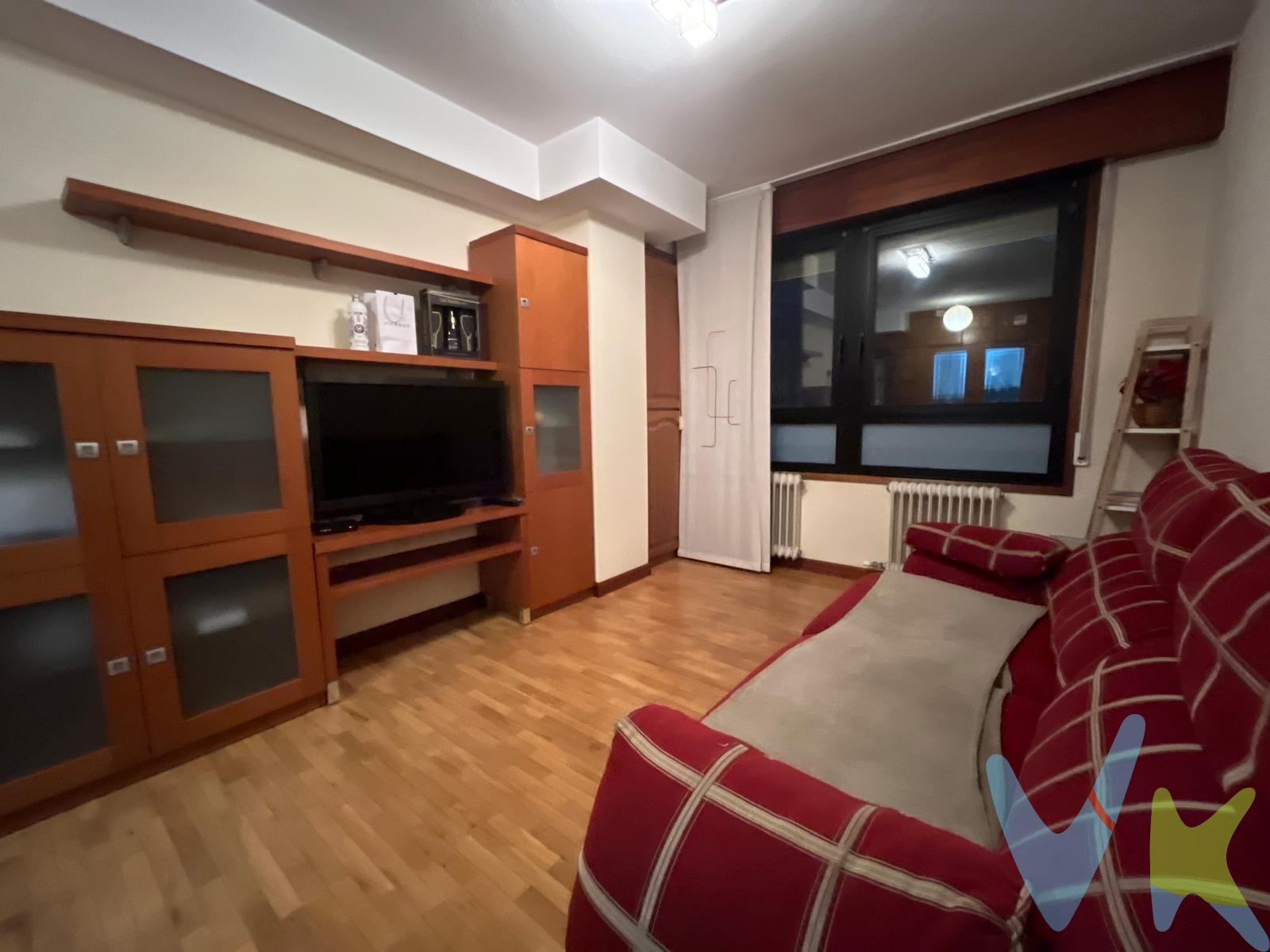 Descubre este encantador apartamento ubicado en la Plaza Rafael Alberti de Barañain, ideal tanto para vivir como para invertir.   Esta propiedad tiene una superficie construida de 55 m²,  se encuentra en buen estado y cuenta con un dormitorio doble, equipado con dos armarios empotrados,  baño completo con bañera,  la cocina americana está completamente equipada con electrodomésticos,  se instaló una puerta corredera que permite independizar la cocina del salón. Disfruta del sol de mañana desde el salón y el dormitorio, las dos instancias están orientadas al este, ofreciendo agradables vistas a la plaza. La ubicación es inmejorable: situada cerca del complejo hospitalario, biblioteca municipal y conservatorio de Pamplona; además ofrece comodidad gracias a su acceso cercano a colegios e instalaciones infantiles, supermercados y todo tipo de comercio.  Incluye plaza de garaje y trastero en el mismo edificio. Vas a dejar pasar esta oportunidad?  Llama ya!!. (DATOS MERAMENTE INFORMATIVOS, SIN VALOR CONTRACTUAL. EL PVP INDICADO NO INCLUYE IMPUESTOS, GASTOS DE TRANSMISIÓN). . 