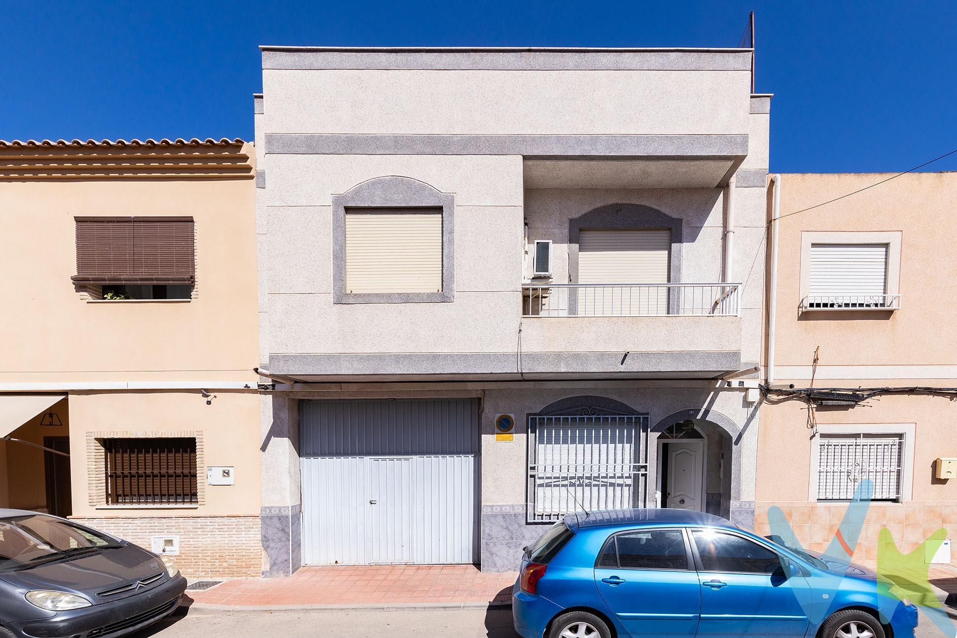 Crea el hogar que siempre has soñado en esta magnífica propiedad ubicada en el tranquilo y accesible barrio de San Antonio de Molina, una opción ideal para aquellos que buscan un hogar amplio y lleno de posibilidades. Esta espaciosa casa cuenta con 290 m² construidos, ofreciendo grandes espacios iluminados por su favorable orientación sur. Con cinco habitaciones dobles, dos baños completos y un aseo adicional, es perfecta para familias numerosas o quienes deseen disfrutar del confort sin restricciones. Además, la vivienda incluye parking privado, terraza amplia y trastero; todos elementos esenciales para tu comodidad diaria. La ubicación es inmejorable: rodeada de servicios como autobuses cercanos, pequeños comercios y centros comerciales a pocos minutos caminando, colegios e institutos en las proximidades. !todo lo necesario al alcance de tu mano! A pesar de estar conservada 'de origen', presenta innumerables oportunidades para personalizarla según tus gustos personales mediante reformas creativas que optimicen cada rincón del espacio disponible. Llámanos y te informaremos sin compromiso. 🔑 Comercialización en multidifusión. Por mandato expreso del propietario, este inmueble se comercializa en multiexclusiva, lo que garantiza un acceso completo a la información, un servicio profesional y una gestión ordenada, sin interferencias de terceros. Si eres agente inmobiliario y tienes un cliente interesado, estaremos encantados de colaborar. Contáctanos sin compromiso. 🤝 Una compra tranquila y bien acompañada. Al contactar directamente con nosotros, evitarás molestias innecesarias a la propiedad. Nos encargamos de toda la intermediación, facilitándote la documentación, la información necesaria y un trato cercano, claro y sin complicaciones. Te informaremos con total transparencia de todos los aspectos de la compra, incluidos gastos y honorarios de agencia para que tomes decisiones con calma y seguridad. Nuestra forma de trabajar se basa en algo muy sencillo:. Calma → la tranquilidad de comprar tu vivienda con acompañamiento profesional en todo el proceso con nosotros. ℹ️ Información legal. La descripción del inmueble y las imágenes publicadas tienen carácter meramente informativo y no contractual. El precio ha sido fijado por la propiedad y podría sufrir variaciones hasta su formalización en contrato de compraventa. 💰 Gastos de la compra. •	Impuestos (ITP). o	Con bonificación: 3 %. o	Sin bonificación: 7,75 %. •	Notaría y Registro: aprox. 1.000 €. •	Honorarios de agencia: 3 % + IVA, con un mínimo de 3.000 € + IVA. (No incluidos en el precio de venta). ¡Oye, agente inmobiliario! Si estás leyendo este texto y te gusta, te desafiamos a ser creativo y sorprendernos con una adaptación original. ¡Nada de copiar y pegar, queremos ver tu ingenio en acción!. 