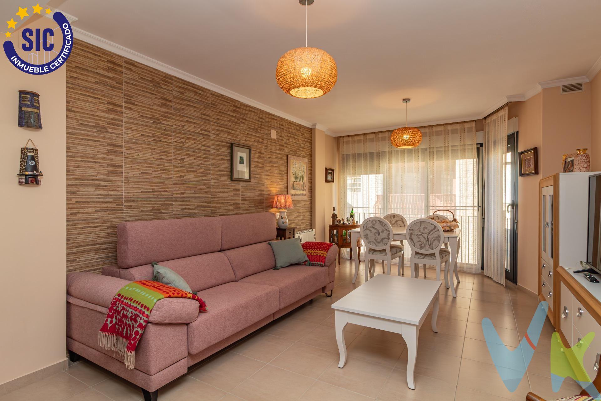 Te presentamos este magnífico ático dúplex de 128 m² en perfecto estado,  distribuido en dos cómodas plantas. Es ideal tanto para vivir todo el año como para disfrutar de estancias vacacionales junto al Mediterráneo. En la planta baja se encuentra una bonita cocina abierta al salón, un espacio amplio, moderno y muy luminoso gracias a su orientación noroeste, junto con dos dormitorios y un baño completo, ofreciendo comodidad y funcionalidad, así como la posibilidad de habitar únicamente esta planta si se desea, dejando la planta superior para más espacio, invitados o suite matrimonial. En la planta superior se sitúan otras dos estancias, por una parte el dormitorio principal, muy amplio, con un gran armario y baño completo incorporado, y un estudio con acceso directo a la terraza privada de 15 m², perfecta para teletrabajar, relajarse, tomar el sol o disfrutar de las noches de verano. La ubicación es excelente, en pleno centro, entre la Plaza Mayor y la Plaza de España, a solo 800 metros de la playa y rodeado de todos los servicios básicos que ofrece Oropesa del Mar, como supermercados, colegio, centro médico, comercios locales y zonas infantiles. Para quienes deseen ampliar su oferta de ocio, restauración o compras, la ciudad de Castellón se encuentra a pocos minutos en coche, con centros comerciales y múltiples opciones de ocio y restauración. También dispone de un acceso rápido al aeropuerto. La vivienda no se vende amueblada, lo que te permite personalizarla completamente y adaptarla a tu estilo. Un ático dúplex con encanto, amplitud y una distribución flexible que se adapta a tus necesidades. ¡Ven a descubrirlo!. (*) Cláusula de Transparencia y Desglose de Gastos. En cumplimiento de las obligaciones de información previstas en la Ley 10/2025, de 28 de diciembre, de servicios de atención a la clientela y transparencia, así como en la normativa sectorial vigente, se hace constar que el precio indicado no incluye los gastos e impuestos inherentes a la adquisición, los cuales se desglosan a continuación:. - Impuesto sobre Transmisiones Patrimoniales (ITP): Se aplicará el tipo impositivo vigente en la Comunidad Valenciana, generalmente el 10%, sin perjuicio de tipos reducidos aplicables según las circunstancias personales del comprador o las características del inmueble. El impuesto se devenga sobre el Valor de Referencia Catastral o el precio de venta, aquel que resulte superior. Para una información exhaustiva sobre el funcionamiento, tipos impositivos y bonificaciones del ITP, puede consultar el portal oficial de la Agencia Tributaria autonómica en el siguiente enlace: www.atv.gva.es/es/itpajd. - Gastos de Notaría: Los honorarios notariales se calcularán conforme al arancel oficial regulado en el Anexo I, del Real Decreto 1426/1989, de 17 de noviembre, por el que se aprueba el arancel Notarial. - Gastos de Registro: La inscripción en el Registro de la Propiedad se facturará según el arancel oficial establecido en el Anexo I, del Real Decreto 1427/1989, de 17 de noviembre, por el que se aprueba el arancel de los Registradores de la Propiedad. - Gastos de Gestión: Los honorarios por la tramitación administrativa, liquidación de impuestos e inscripción registral, en el supuesto de ser a cargo de la agencia inmobiliaria, ascienden a 302,50 € (IVA incluido). - Honorarios Agencia del Vendedor: incluidos en el precio publicado. - Honorarios Agencia del Comprador: Se informa que eventualmente podrían existir honorarios profesionales a cargo del adquirente, en aquellos casos en que se hubieran contratado previamente los servicios específicos del encargo de compra y en ningún caso estarán vinculados al precio.