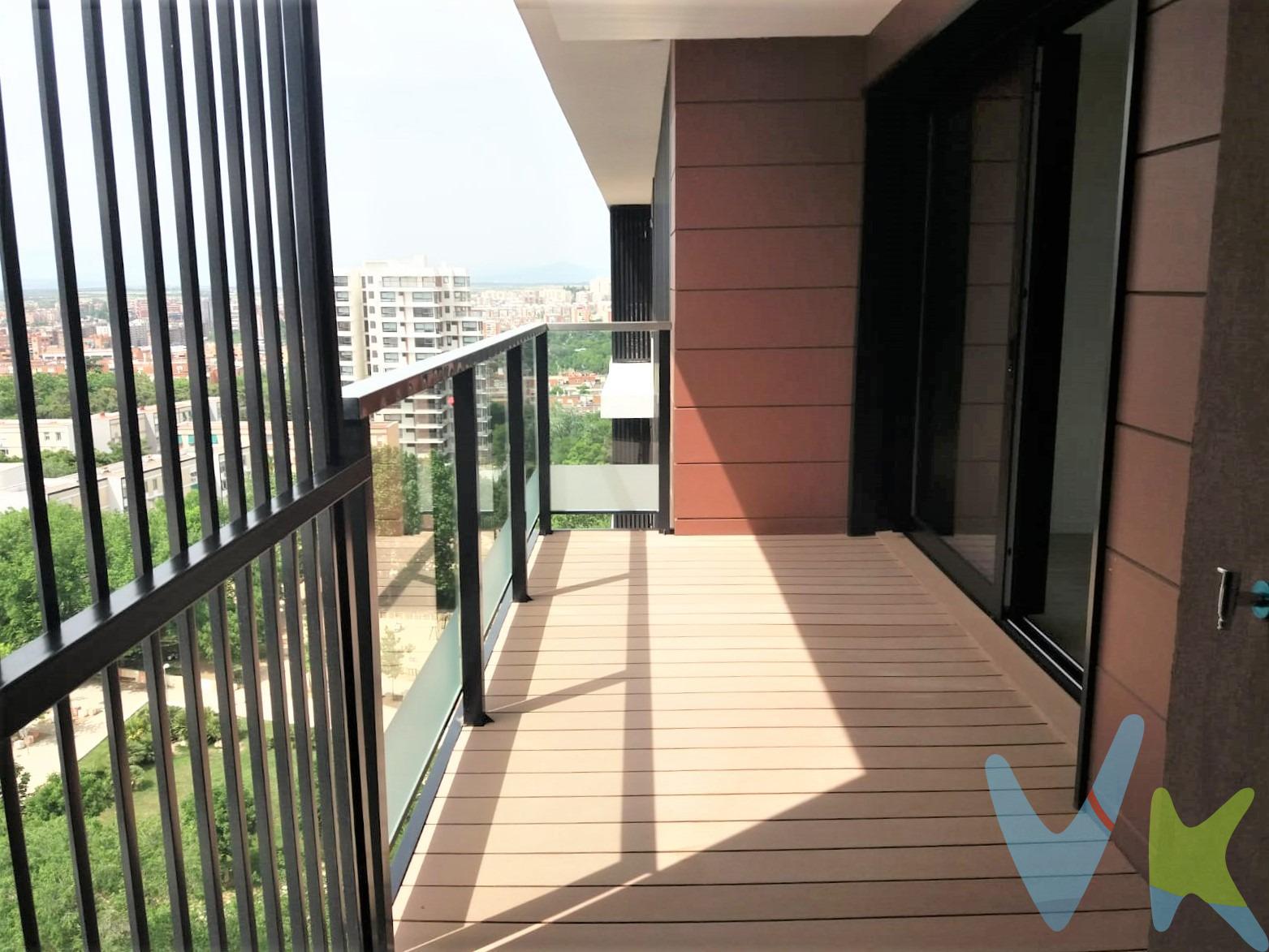 Piso alquilado en rentabilidad . Descubre este espectacular piso ubicado  en conjunto residencial de obra nueva situado en la Dehesa de la Villa, uno de los enclaves estratégicos de la ciudad de Madrid. Con una superficie construida de 137.33 m² y útil de 94.17 m², esta propiedad se encuentra en un estado óptimo, ideal para aquellos que buscan comodidad y modernidad.  La vivienda es una decima planta 10 con orientación Suroeste, lo que garantiza abundante luz natural. Dispone de 3 dormitorios,(el principal en suite y con vestidor) 2 baños  y amplio salón-cocina integrados, que dan acceso a una magnífica terraza de 6m2, con excelentes vistas a la sierra y al complejo urbanístico. La propiedad se completa con una amplia plaza de garaje y un trastero, que aportan comodidad y un extra de capacidad de almacenamiento.  .  Cocina equipada de elegante diseño, electrodomésticos de alta gama y excelentes calidades: pintura lisa, pavimento porcelánico en tono madera, climatización independiente mediante suelo radiante/refrescante por geotermia, domótica, grandes ventanales de rotura de puente térmico, persianas eléctricas y lavadero.  El edificio dispone de instalación de energía geotérmica, fachada ventilada con cobertura cerámica exterior y filtrado de aire de entrada y salida con intercambiador de calor, lo que permite un gran ahorro en consumo energético y le confiere la máxima calificación energética (A).  Un lugar donde descansar y disfrutar con dos piscinas, una de adultos y otra infantil, zona infantil exterior y sala gourmet equipada con cocina, mobiliario, tomas TV y WiFi. Urbanización privada y segura con conserjería, paquetería, gimnasio, vallado perimetral y amplias zonas ajardinadas.  Muy bien comunicado tanto por carretera (M30, M40, A6) como por transporte público (L-7 metro Francos Rodríguez y autobuses 126-127-132-N21). Zona consolidada con todo tipo de servicios y comercios alrededor y muy próxima al Centro y a la Ciudad Universitaria lo cual aumenta notablemente su rentabilidad si buscas inversión inmobiliaria. 