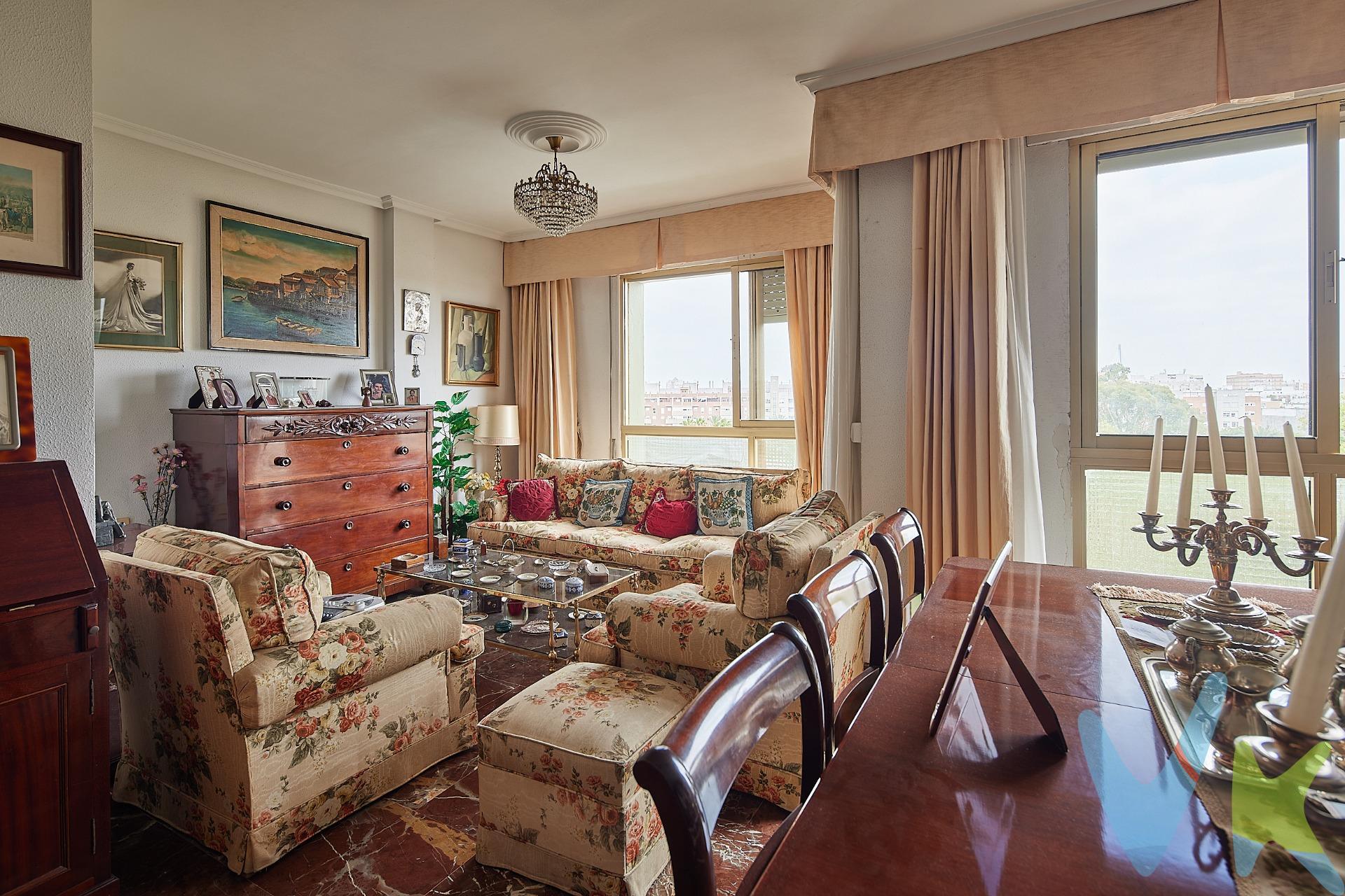 En la prestigiosa zona Varela, una de las más valoradas de Cádiz por su excelente infraestructura, tranquilidad y proximidad a la playa, se encuentra esta amplia vivienda situada frente al parque Varela. Se trata de un piso luminoso y muy bien distribuido, pensado para quienes buscan comodidad y calidad de vida en un entorno privilegiado. La vivienda cuenta con un dormitorio principal de gran tamaño, muy espacioso y acogedor, acompañado de otros dos dormitorios individuales ideales para adaptarlos a diferentes necesidades, ya sea como habitaciones familiares, despacho, vestidor o zona de invitados. Dispone además de dos cuartos de baño completos, lo que aporta funcionalidad y confort al día a día. El salón destaca por su amplitud y luminosidad, creando un ambiente perfecto tanto para el descanso como para reuniones familiares. La cocina, de dimensiones excepcionales, se convierte en uno de los espacios más atractivos de la vivienda, ofreciendo la posibilidad de disfrutarla como un verdadero centro de la vida diaria. La altura de la planta otorga a la vivienda una gran claridad natural y una ventilación cruzada muy agradable, lo que la convierte en un hogar fresco y acogedor durante todo el año. Además, su ubicación en Avda de Andalucia permite disfrutar de todos los servicios a pocos pasos: comercios, colegios, zonas verdes y una excelente conexión con las principales vías de acceso a la ciudad, sin renunciar a la cercanía de la playa, que se encuentra a tan solo unos minutos andando. En definitiva, una propiedad que reúne espacio, luz y ubicación en una de las mejores zonas de Cádiz, ideal tanto para familias como para quienes deseen vivir en un entorno privilegiado y con todas las comodidades al alcance. * Gastos, Impuestos y Honorarios de la Agencia no Incluidos.  .  *Si estás interesado en esta vivienda pero tienes que vender, contacta con nosotros, te ayudamos a encontrar comprador para tu vivienda. PERIODO DE VALIDEZ DE LA PUBLICACION 30 DE DICIEMBRE DEL 2025.