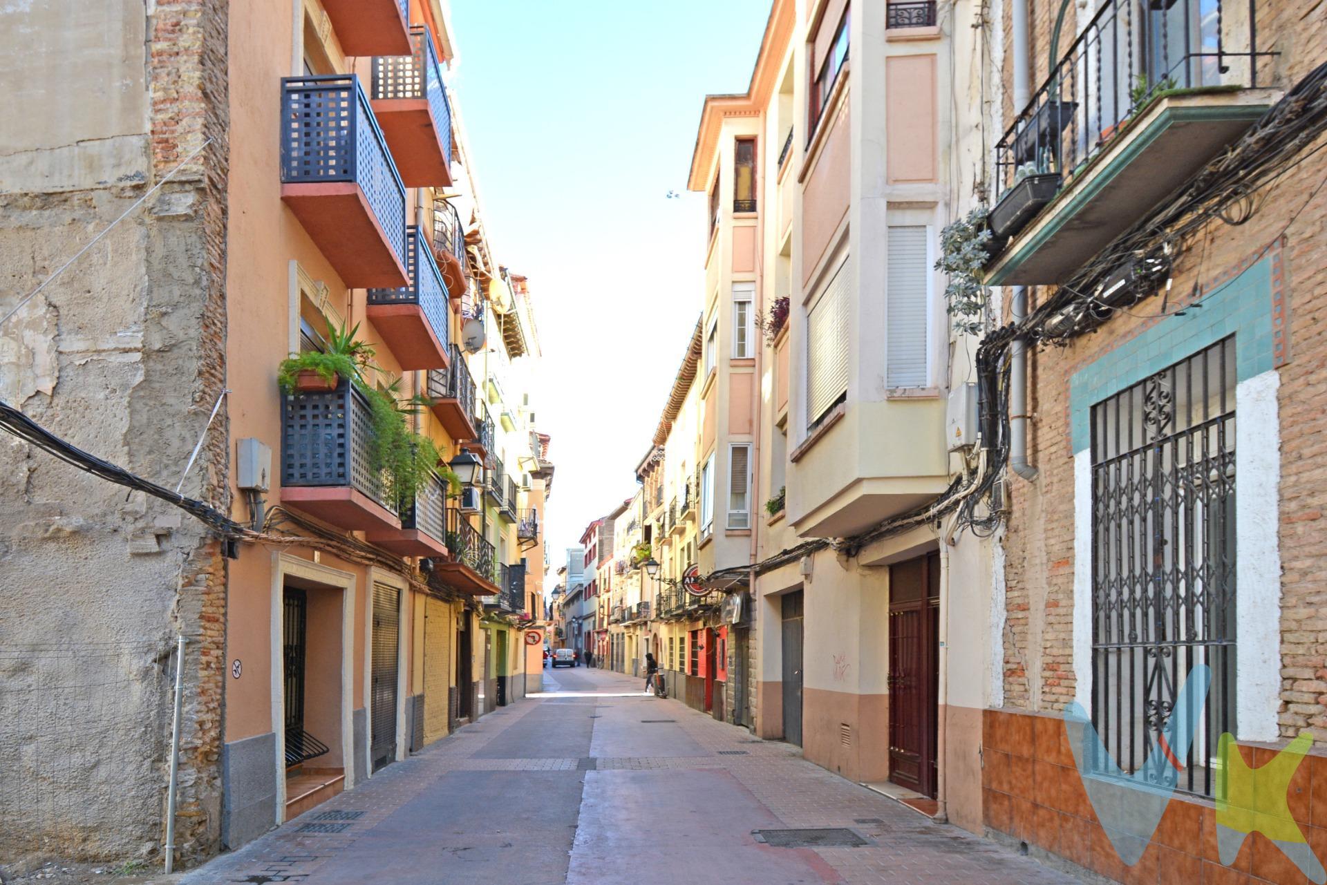 APARTAMENTO PARA ENTRAR A VIVIR EN CASCO HISTORICO - C/ BOGGIERO . FINCA REHABILITADA EN 2002. La vivienda se reformo de manera integral en el año 2004. Consta de 39 m² útiles y es exterior a la calle. Tiene 2 balcones, uno en el salón y otro en el dormitorio. Cuenta con cocina americana totalmente equipada y 1 baño. La calefacción es eléctrica y funciona mediante Split de aire en salón y dormitorio, y el agua caliente con termo eléctrico. . El suelo es de tarima flotante, las puertas de roble y las ventanas de aluminio climalit. Las paredes están alisadas. La finca cuenta con ascensor. La puerta de entrada es blindada. . Gastos de comunidad muy asequibles. . Ideal tanto como inversión como para buscar un hogar en pleno corazón de la ciudad. Ubicado en una zona céntrica y a escasos minutos del Mercado Central, la Basílica del Pilar y la Calle Alfonso, y rodeado de todos los servicios necesarios: supermercados, tranvía, autobuses, centros médicos, comercios, etc.. No te pierdas el reportaje fotográfico y el tour 360º que tenemos preparado para ti. Y si necesitas financiación tambien puedes consultar con nosotros y te asesoraremos sin compromiso. . ¡No dejes pasar esta oportunidad!. Contáctanos para más información o concertar una visita. BUSCAMOS SOLUCIONES🏡. ENCONTRAMOS HOGARES💙
