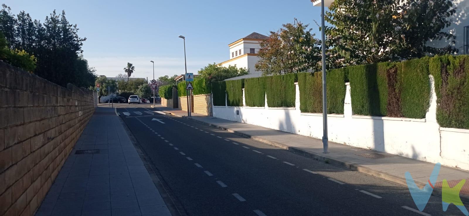 Parcela urbana en venta, con piscina de 50 m2 en el casco antiguo de (Mairena del Aljarafe). ¡Gran oportunidad de inversión en una de las mejores zonas del Aljarafe!. Parcela de 437 m² ubicada escasos minutos de Sevilla capital y con excelentes comunicaciones. La finca incluye:. Piscina privada de 50 M2. A parte del precio indicado en el anuncio, se ofrece por otros 20.000 euros; un proyecto de construcción con licencia aprobada y abonada, para una vivienda de 150 m² distribuida en dos plantas. (ver planos). .  Ventaja clave:. Sin esperas, proyecto listo para construir desde el primer día. Zona residencial consolidada y tranquila. Para más información concertar una visita, no dude en ponerse en contacto. ¡No dejes pasar esta oportunidad única. Disponemos del Documento Informativo Abreviado (D.I.A.) para su consulta. Gastos de notaría, registro, honorarios al comprador e impuestos no incluidos.