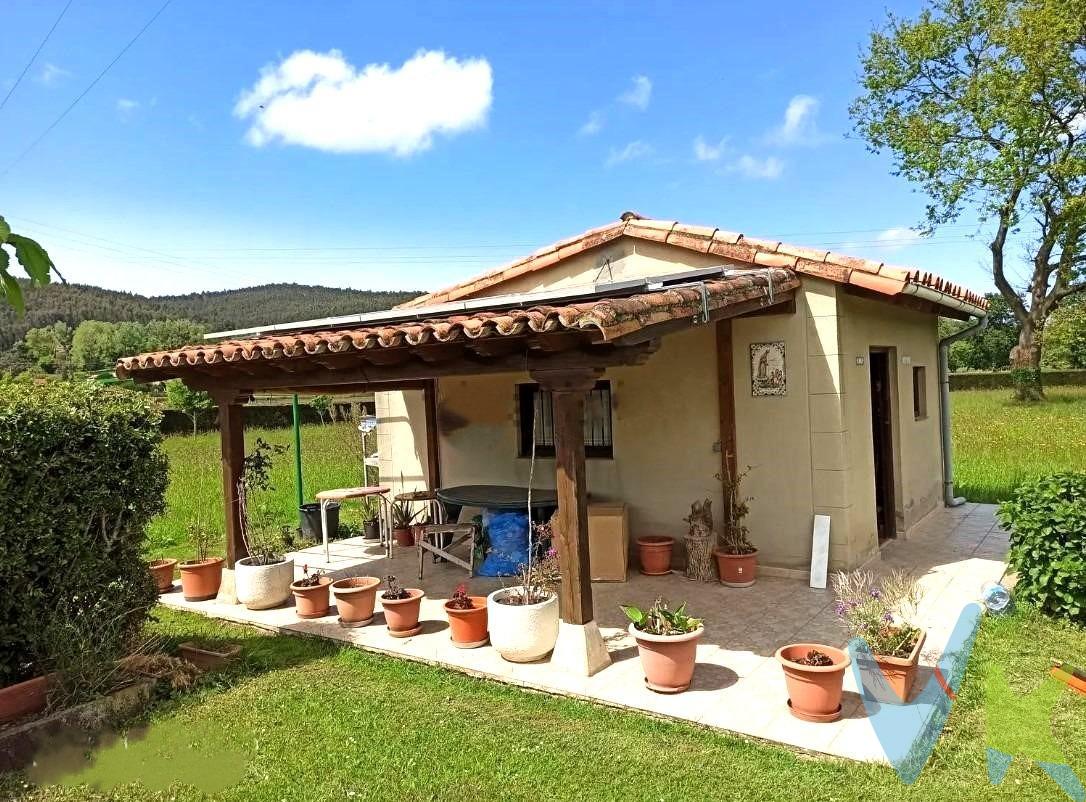 Coqueta construccion en Zurita con muy buena comunicación a solo 300 metros de la carretera general de Zurita y a 900m de la autovía Torrelavega - Solares-Santader. Nos encontramos ante una venta peculiar. Tenemos una parcela de terreno agrario de 4004 metros aproximadamente con una pequeña edificación a modo de "cabaña" de tan solo 31 metros aproximadamente en un único espacio y un coqueto porche. La construccion se hizo para disponer de una autentica independencia energetica, dispone para ellos de 4 placas solares con 2 baterías y de canalones para recoger agua de lluvia para riego. Además tenemos un exterior único con unaBarbacoa exterior, árboles frutales, un role/cagiga con cerca de 60 años, pequeño invernadero y zona de huerta con la tierra cribada y trabajada los últimos 20 años (excepto barbechos). La finca se encuentra perfectametne delimitada por un seto de pinos leylandi perfectamente cuidado en 3 de los 4 lados. Llamanos y piensa en todas las posibilidades y todos los ratos de descanso que te puede ofrecer. Los impuestos, gastos de notaría y registro no están incluidos en el precio