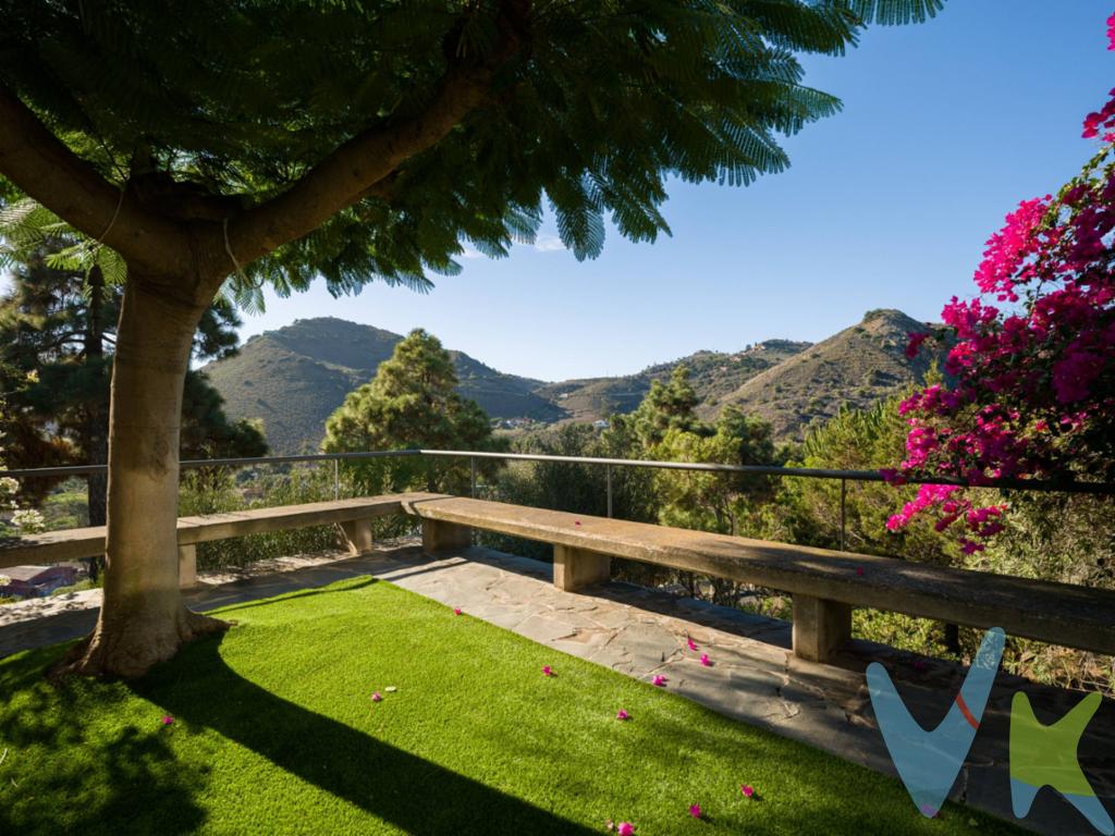 Un hogar único en plena naturaleza, junto al Paisaje Protegido de Bandama. Esta exclusiva propiedad se alza en una amplia parcela de 1630 m² —con 780 m² urbanos y 850 rústica ideales para el cultivo de frutales o viñedos típicos de la zona de Bandama. Ubicada a media ladera, en el límite del paisaje protegido de Bandama–Tafira, la casa disfruta de un entorno natural privilegiado donde el suelo volcánico de picón y la vegetación autóctona crean una armonía perfecta con el entorno. La vivienda, de 271 m² construidos, destaca por su luminosidad, amplitud y conexión con la naturaleza. Gracias a sus grandes ventanales y lucernarios, cada estancia se inunda de luz natural y ofrece vistas abiertas al paisaje desde cualquier ángulo, generando una sensación constante de bienestar y serenidad. En la primera planta, se accede desde la terraza-jardín a un espectacular salón de doble altura, revestido en madera de haya, con biblioteca y chimenea. Este espacio se comunica con una cocina independiente totalmente equipada con electrodomésticos de primeras marcas, una práctica isla central y un comedor. En esta planta se encuentran también un baño, un cuarto de lavado con entrada de servicio y varias zonas de almacenaje. La segunda planta se distribuye desde un acogedor cuarto de estar con salida a una terraza-jardín posterior. Aquí se ubican tres dormitorios exteriores y dos baños. El dormitorio principal es una elegante suite con vestidor y baño privado, mientras que los otros dos dormitorios cuentan con armarios empotrados. La casa está construida con materiales de alta calidad: aluminio Technal con cristales de seguridad y aislamiento acústico, persianas motorizadas, suelos de parqué en el salón, granito negro de Sudáfrica en cocina y comedor, mármol de Carrara en los baños y tarima laminada en los dormitorios superiores. La fachada principal se embellece con una pérgola metálica que aporta sombra y sirve además como aparcamiento cubierto para dos vehículos. Comprometida con la eficiencia energética, la vivienda dispone de agua caliente por energía solar térmica y una reciente instalación de paneles fotovoltaicos, lo que garantiza un importante ahorro energético. Su diseño actual permite, si se desea, ampliar espacios o reorganizar las estancias. Este chalet, de estética moderna y espíritu rural, ofrece un estilo de vida tranquilo y saludable, rodeado de silencio, aire puro y naturaleza, a solo 15 minutos de Las Palmas de Gran Canaria, de tu trabajo o de la playa de Las Canteras. Con todos los servicios esenciales muy cerca y vecinos de proximidad, vivir aquí significa disfrutar de la privacidad sin renunciar a la comodidad, cultivar tu propio huerto y recorrer los senderos del volcán de Bandama sin necesidad de coche. Un hogar donde cada día comienza con el canto de los pájaros y el aroma del campo. Tu próximo refugio en Bandama te espera.
