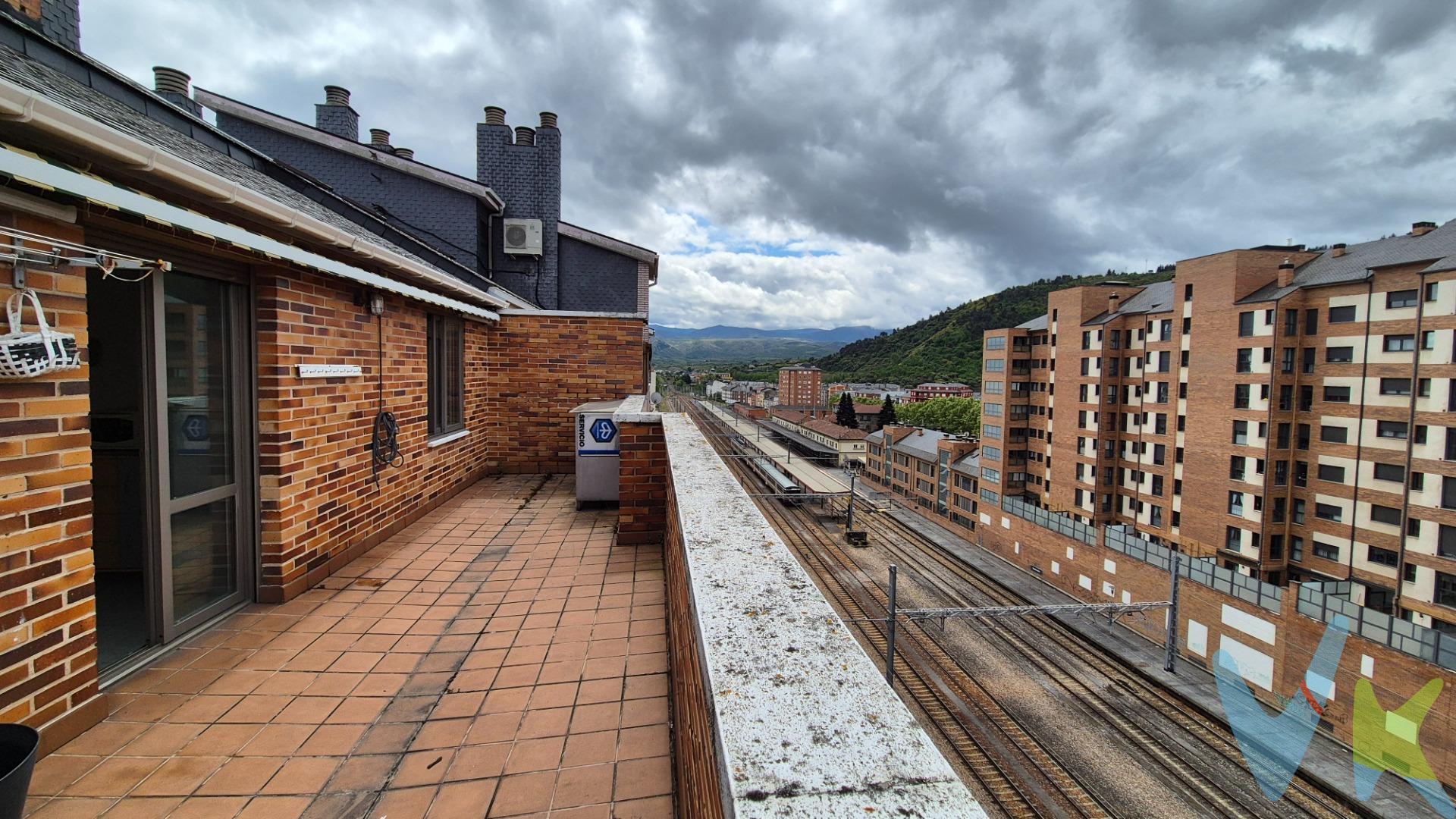 ¡Oportunidad única en el centro de la ciudad!. Se vende espectacular apartamento ideal para inversión. Ubicado en pleno corazón del centro, con acceso inmediato a comercios, transporte público, oficinas y todo tipo de servicios. Este inmueble destaca por su terraza impresionante, perfecta para disfrutar de momentos al aire libre o como espacio de ocio. Gracias a su ubicación estratégica, ofrece una alta rentabilidad tanto en alquiler turístico como residencial. Características principales:. Excelente ubicación en zona de alta demanda. Gran terraza con vistas despejadas. Distribución funcional y luminosa. Ideal para inversión o segunda residencia. No dejes pasar esta oportunidad. ¡Contáctanos para más información o para agendar una visita!