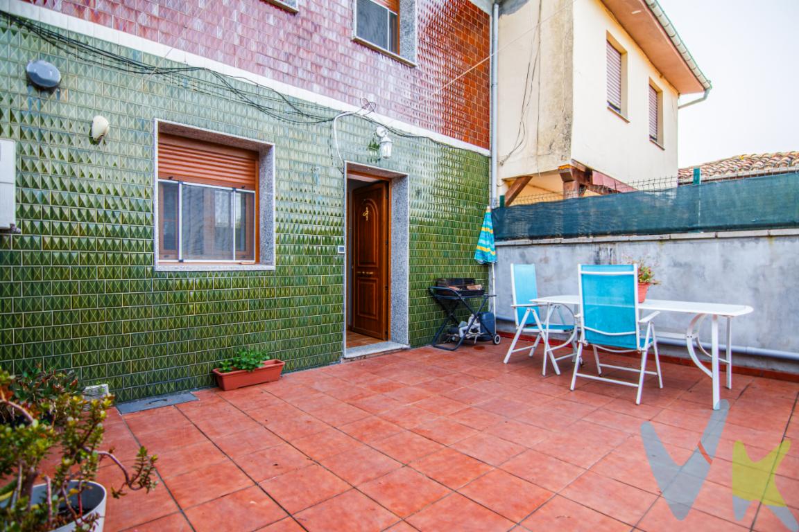 Casa venta reformada, cuadra comunicada, garaje y finca zona La Acebal San Martin del Rey Aurelio.Si buscas tranquilidad, vistas espectaculares a la montaña y una propiedad con un potencial increíble para personalizar a tu gusto, esta es tu oportunidad. ?La casa, distribuida cómodamente en planta baja y primer piso, cuenta con un diseño acogedor y funcional?Planta Baja: Al entrar a la propiedad nos encontramos con la zona más funcional de la casa. Aquí se ubica una cocina independiente equipada, un baño completo y una práctica despensa ideal para el almacenamiento. Lo que hace verdaderamente especial a esta propiedad es su potencial de ampliación y sus construcciones anexas: ?La Cuadra comunica con acceso directo desde la propia casa a través de una puerta en el pasillo. Una oportunidad perfecta para ampliar los metros habitables de la vivienda, crear un gran salón rústico, una suite principal o una zona de ocio manteniendo la esencia tradicional. ?Planta Primera: Subiendo las escaleras accedemos a la zona de descanso y ocio. Cuenta con una habitación luminosa y un acogedor salón.Calefacción eficiente mediante estufa de pellets, ventanas de aluminio con acristalamiento Climalit para un perfecto aislamiento térmico, y suelos de cerámica/gres de fácil mantenimiento. Uno de los mayores atractivos de la propiedad es su fantástica y amplísima terraza exterior totalmente cerrada. Un espacio ideal para disfrutar de comidas y cenas al aire libre en total privacidad, con espacio de sobra para una gran mesa y zona de barbacoa. Un rincón seguro y perfecto si tienes mascotas o para que disfruten los niños.??En la parte trasera de la propiedad se encuentra un pequeño jardín, linda directamente con la preciosa fachada de piedra tradicional de la casa y la cuadra, ideal para crear un precioso jardín, disfrutar de un espacio verde y natural complementario a la gran terraza delantera.Construcción independiente Garaje y Casa de Aperos, una edificación extra ideal para proteger tu vehículo, utilizar como taller, zona de almacenamiento o almacén agrícola. ?La Finca un espacio verde privado donde disfrutar del aire libre, cultivar tu propio huerto o simplemente relajarte contemplando las despejadas vistas a la montaña asturiana. Ubicación ?Situada en un entorno natural privilegiado, tranquilo y seguro en San Martín del Rey Aurelio.  ¡Ven a visitarla y déjate cautivar por sus vistas y posibilidades!El precio de venta no incluye los gastos e impuestos derivados de la operación. Corresponden al comprador el pago del Impuesto sobre Transmisiones Patrimoniales (ITP), calculado sobre el valor más alto entre el precio de venta y el valor de referencia catastral, así como los honorarios de notaría y registro según aranceles oficiales, teniendo el comprador libertad para elegir notario. Para consultar los porcentajes del ITP en Asturias puede hacerlo a través de la web oficial de servicios tributarios del Principado de Asturias https://sede.tributasenasturias.es/sites/sede/default/es_ES/Que-quiereshacer/Transmisiones-Patrimoniales-y-AJD. Asimismo, el comprador asumirá los gastos de tasación y costes bancarios si precisa hipoteca. Por su parte, el vendedor asumirá el pago de la plusvalía municipal y los honorarios de intermediación. Este anuncio es meramente informativo y los interesados tienen derecho a solicitar la documentación adicional del inmueble conforme a la normativa vigente. 