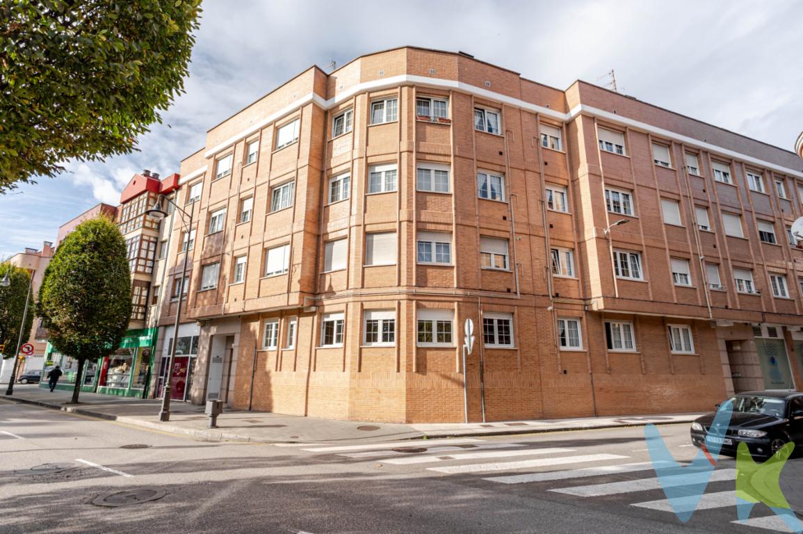 Se presenta una magnífica oportunidad para adquirir un amplio y luminoso piso en venta en la encantadora ciudad de Gijón. Este inmueble, que cuenta con una superficie útil de 91 metros cuadrados y una superficie construida de 101 metros cuadrados que se distribuye en:3  habitaciones con 3 baños en suite. Salón comedor amplio con vistas al parque, gran cocina totalmente equipada con salida a patio privado perfecta para un almacenamiento extra.Otro de los aspectos destacables de este inmueble es que se sitúa en un edificio con ascensor, lo que facilita el acceso para personas de todas las edades y familias con niños pequeños. Además, el piso incluye un amplio garaje en una plaza cerrada con amplio trastero, una ventaja indiscutible en un lugar como este, donde el estacionamiento puede ser todo un desafío. La ubicación del piso es inmejorable, con paradas de autobús enfrente del portal lo que garantiza una excelente comunicación con el resto de la ciudad y sus alrededores.No deje pasar la oportunidad de adquirir este magnífico piso en venta en una de las ciudades más dinámicas y atractivas del norte de España. Una propiedad que combina a la perfección el confort de un hogar moderno con las ventajas de una ubicación estratégica. Le invitamos cordialmente a programar una visita para que pueda ver de primera mano todos los beneficios y características que este piso tiene para ofrecerle.Contamos con más de 35 años de experiencia acreditada y nuestro objetivo es garantizarle un servicio de compra humano, ético, de calidad, fácil y seguro. Nuestro equipo lo integran agentes con la titulación AIR (Agente Inmobiliario Registrado), somos CRS (Council of Residential Specialist) y API. (Agente de la Propiedad Inmobiliaria Colegiado nº248). Contamos con un seguro de Caución que nos permite garantizar el depósito de las cantidades entregadas por nuestros clientes.Te ayudamos con la financiación con las mejores condiciones hipotecarias hasta el 100%.Consulte en nuestras reseñas de Google lo que opinan los clientes que ya han trabajado con nosotros.Contacta hoy mismo para concertar una visita. No dejes pasar esta oportunidad de adquirir el hogar de tus sueños en una de las ciudades más atractivas y pujantes del norte de España. Estamos convencidos de que te encantará. ¡Esperamos verte pronto!EL PRECIO NO INCLUYE IMPUESTO DE TRASMISIONES PATRIMONIALES, NOTARIA Y REGISTRO.