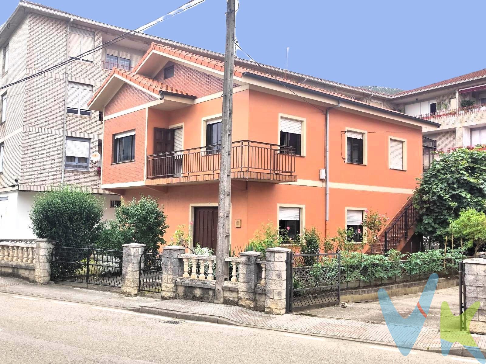 Descubre esta encantadora casa independiente ubicada en la tranquila zona de La Penilla de Cayón, Santa María de Cayón. Esta propiedad ofrece una superficie total de 259 m²,repartido en planta baja  con un espacio diáfano que se puede utilizar como garaje con bodega, negocio o repartirlo según las necesidades de cada uno. La vivienda cuenta con tres amplias  habitaciones dobles, ideales para familias o como espacio adicional para invitados, baño completo con ducha para mayor comodidad ,salón , comedor y luminosa cocina equipada. También cuenta con un ático diáfano el cual ofrece múltiples posibilidades. Su orientación a todos los aires permite el ingreso abundante de luz natural durante todo el día, creando espacios cálidos y agradables dentro del hogar. Esta residencia se encuentra rodeada por una hermosa vegetación gracias a sus árboles frutales plantados en la parcela; perfecto para aquellos amantes de la naturaleza. Entre las comodidades adicionales destaca un amplio jardín donde podrás relajarte o compartir momentos inolvidables con familiares y amigos mientras disfrutas del entorno montañoso tan característico que te regala este lugar idílico. Ubicada estratégicamente cerca de paradas de autobús, colegios, centros médicos.. hace que sea ideal tanto si estás buscando establecerte permanentemente, como si deseas tener un refugio vacacional alejado del bullicio urbano pero sin perder conexión a servicios esenciales. Tiene a escasos metros entrada a autovía en varias direcciones. Los impuestos, gastos de notaría y registro no están incluidos en el precio.