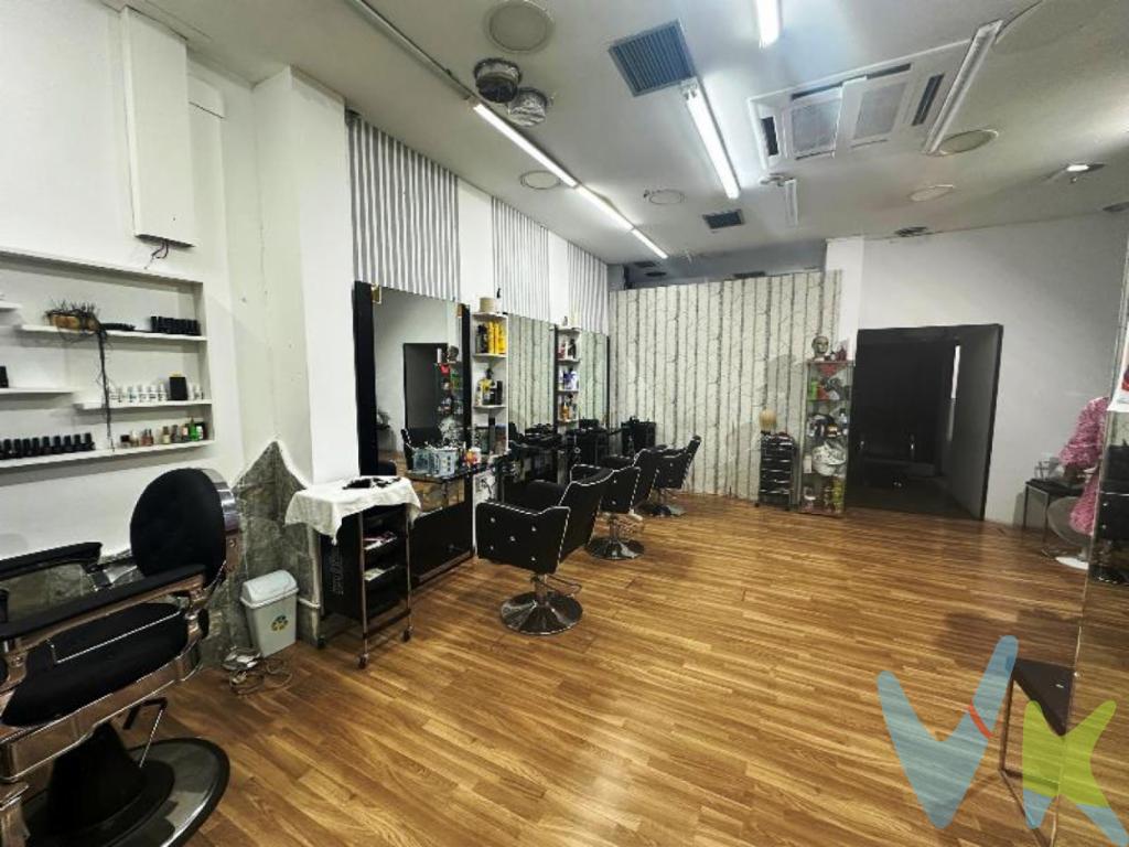 GRAN OPORTUNIDAD DE INVERSION EN SANTANDER!!Se vende local en la Calle San Luis, una excelente zona comercial ya consolidada. Actualmente alquilado como peluquería en pleno rendimiento.Negocio en funcionamiento con inquilino estable con un contrato de alquiler vigente hasta Octubre de 2026.Rentabilidad del 6%.Ideal para inversores que buscan una renta fija desde el primer día. Pídenos información y no dejes pasar esta ocasión con ingresos garantizados.  