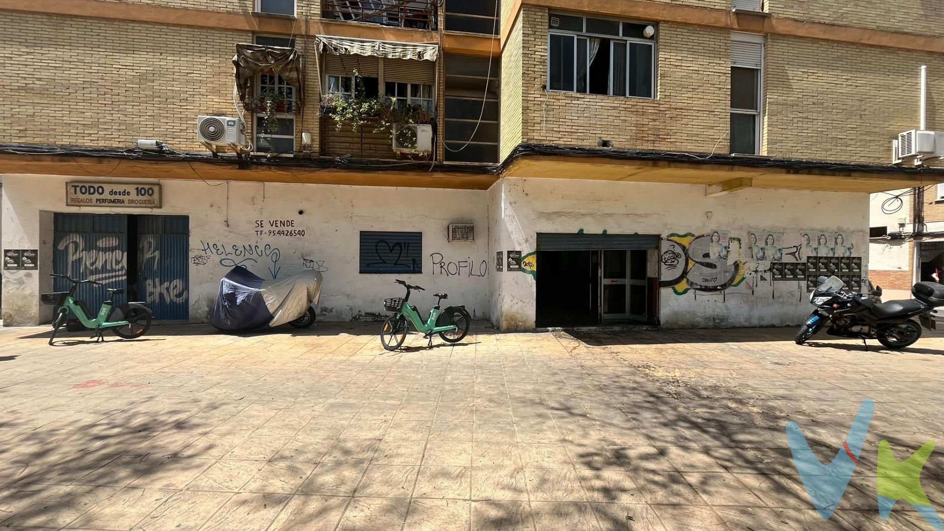 Gran oportunidad. Estupendo Local comercial en Avda de Bellavista!!!. Local para reformar,,  con una superficie de 135m², con posibilidad de cambio de uso a residencial. . Ubicado en  zona muy consolidada que cuenta con todo tipo de servicios y comercios. Zona bien comunicada mediante transporte público, y rápida salida a la Ronda de circunvalación SE-30, y autopista AP4 sentido Cádiz. Solicité más información sin compromiso. Informamos a nuestros clientes compradores que el precio de venta no incluye lo siguiente: Honorarios de la agencia inmobiliaria, Impuestos (I.T.P., I.V.A. o A.J.D., en su caso) ni otros gastos de la compraventa (gastos de Registro de la Propiedad, Notaría, Gestoría ni de posible Financiación). Documento F.I.S. a disposición del consumidor según Decreto 218/2005 Junta de Andalucía.