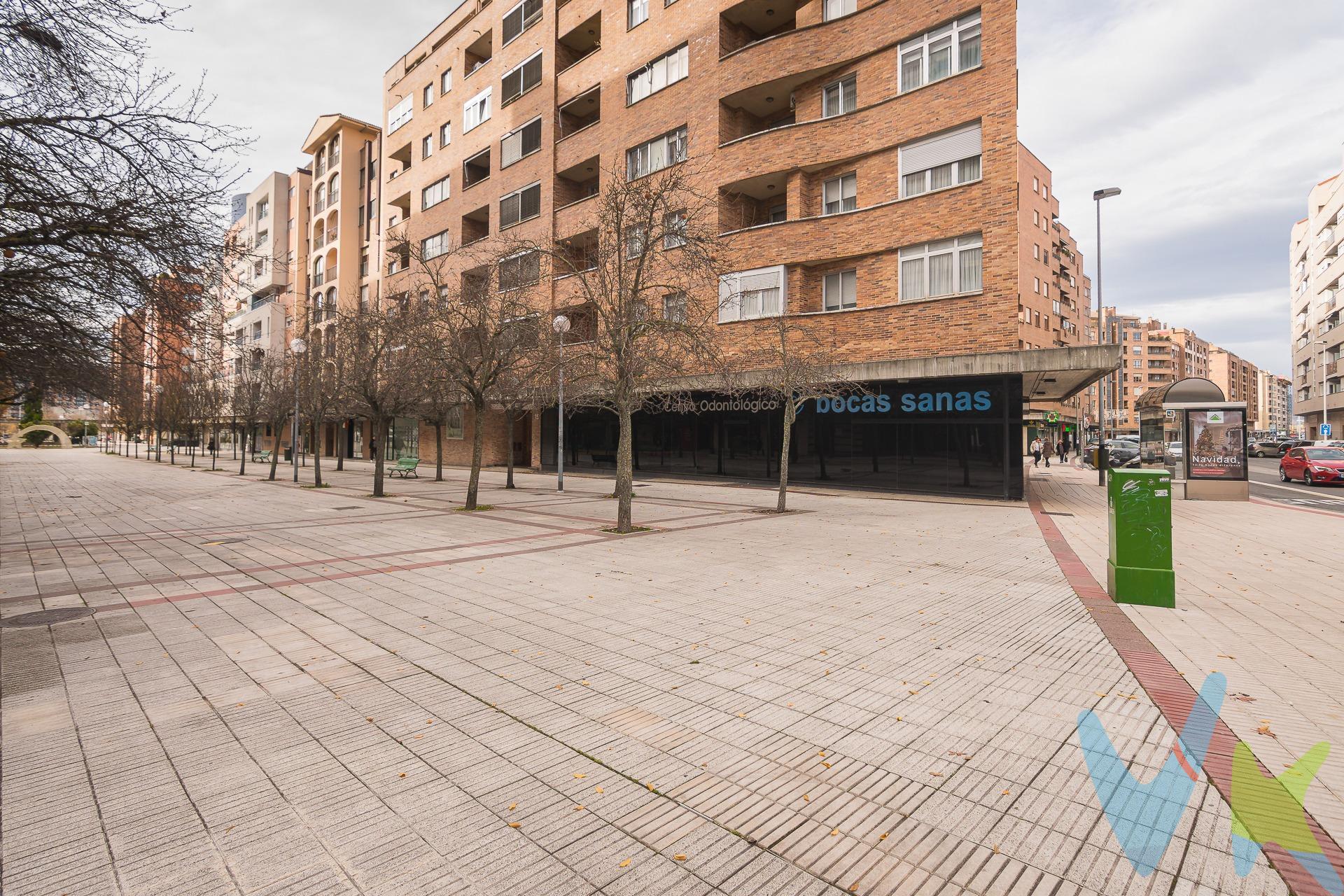 Presentamos esta magnífica vivienda totalmente exterior (chaflán a tres caras de fachada) situada en el corazón de Mendebaldea, una de las zonas más demandadas y tranquilas de Pamplona - Iruña. Con un precio atractivo, este piso cuenta con una superficie construida de 111 m²; ideal para familias o personas que valoren vivir en un entorno tranquilo de la ciudad sin renunciar a cercanía con el centro. Ubicada en la zona hospitalaria de la ciudad (Complejo Hospital de Navarra y Clínica Universidad Navarra), se encuentra muy cercana al campus de Universidad de Navarra y complejo sanitario de la Universidad Pública de Navarra. Entre sus características adicionales se incluye un garaje con acceso directo desde el interior del hogar además dos cuartos trasteros muy útiles para almacenamiento extra complementando así todas tus necesidades espaciales.