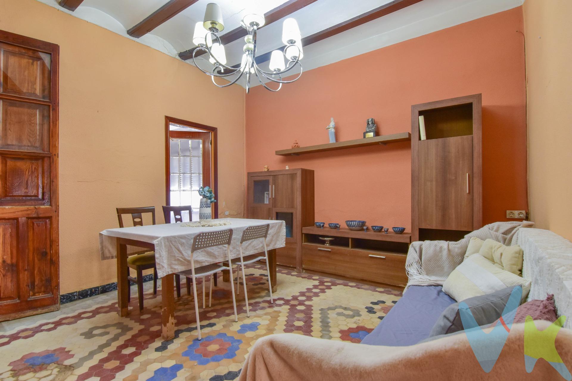 En una tranquila esquina de Picanya, donde el sol acaricia las fachadas al atardecer y el aire aún huele a pueblo, se levanta esta casa llena de historia y posibilidades. Una vivienda esquinera, orientada al suroeste, que ha visto pasar generaciones y que ahora espera a quien quiera darle una nueva vida. Al cruzar su puerta, la calma te envuelve. En la planta baja, tres dormitorios guardan recuerdos de familia, un baño que espera ser renovado, una cocina que pide volver a llenarse de aromas caseros y un salón comedor amplio, luminoso y lleno de potencial. Además, una gran sala te invita a imaginar: ¿un estudio? ¿un segundo salón? ¿un espacio de trabajo o de juego? Tú decides. Desde el interior, se accede a un encantador porche–corral, perfecto para disfrutar de las tardes templadas de Picanya, esas en las que el tiempo se detiene y la conversación se alarga sin prisa. En la planta superior, una cámara de 60 m² se abre como un lienzo en blanco: un futuro dormitorio principal, una buhardilla acogedora o incluso un taller creativo. Las opciones son infinitas. Esta casa necesita reforma, sí… pero también ofrece una oportunidad única: la de crear un hogar a tu medida, en una ubicación privilegiada, a un paso del transporte público, comercios, colegios y todo lo que hace cómoda la vida diaria. Más que una casa, es un proyecto de vida. Un rincón donde lo tradicional y lo nuevo pueden encontrarse. Una historia que espera continuar… contigo. *Nota: Agencia Registrada con el Nº 1018 en el Registro Obligatorio de Agentes Inmobiliarios de la Comunitat Valenciana. Puede consultar en la web de la GVA. La oferta está sujeta a cambios de precio o retirada del mercado sin previo aviso. En el precio de venta no están incluidos el impuesto del ITP, gastos de Notaría, los honorarios de agencia y los gastos de financiación, si la hubiese. Este anuncio no es vinculante, puede contener errores, se muestra a titulo informativo y no contractual*. *Por mandato expreso del propietario, comercializamos este inmueble en exclusiva, lo que le garantiza el acceso a toda la información, a un servicio de calidad, un trato fácil, sencillo y sin interferencias de terceros. Por este motivo, se ruega no molestar al propietario, a los ocupantes de la propiedad o a los vecinos. Muchas gracias por su comprensión. Si usted es agente inmobiliario y tiene un cliente para este inmueble, llámenos: estaremos encantados de colaborar. *. *Nuestro departamento financiero puede conseguir tu financiación. ¡ Consúltanos! *.