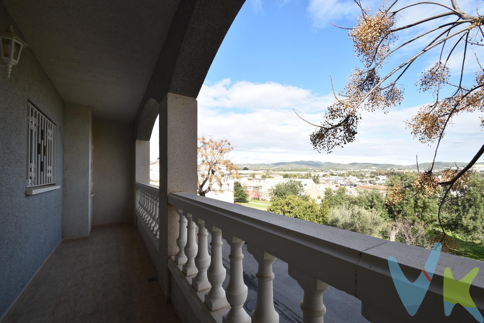 Hay casas que se visitan y casas que se sienten. Esta es de las segundas. Si estás cansado de ver adosadas oscuras o con distribuciones imposibles, esta pieza en zona residencial te va a reconciliar con el mercado inmobiliario. El patio de tus sueños y su barbacoa no es un simple trozo de suelo. Es tu nuevo comedor de verano. Con su barbacoa lista, es el lugar dónde las comidas y las cenas con amigos se alargan hasta las tantas. Aquí tienes 3 dormitorios amplios y un estudio en la buhardilla que es pura luz. ¿Teletrabajo? ¿Gimnasio? ¿Zona de juegos? Tú decides mientras sales al solárium privado a tomar el aire. Garaje para coche y moto (porque sabemos que el espacio nunca sobra), calefacción de gas natural y bomba de frío/calor. Está, literalmente, mejor que nueva. Planta baja ideal para la vida social. Salón-comedor con salida directa al patio. Cocina y baño funcional. Desde la calle acceso al garaje. Planta primera como zona de descanso. 3 dormitorios, balcón/porche y baño completo. Buhardilla o tu rincón de paz con solárium propio. Ubicada en una de las mejores zonas residenciales de Vilanova. ¿Vienes a verla o vas a dejar que otro organice la primera barbacoa? ---. El precio no incluye impuestos (ITP, IVA y AJD), ni los gastos de notario ni los de registro. Cédula habitabilidad: CHB00689023001. Certificado Energético: Referencia 71Z8L8VDK   Consumo de energia C 98 Kwh/m² año Emisiones C 19 Kg CO2/m² año. . 