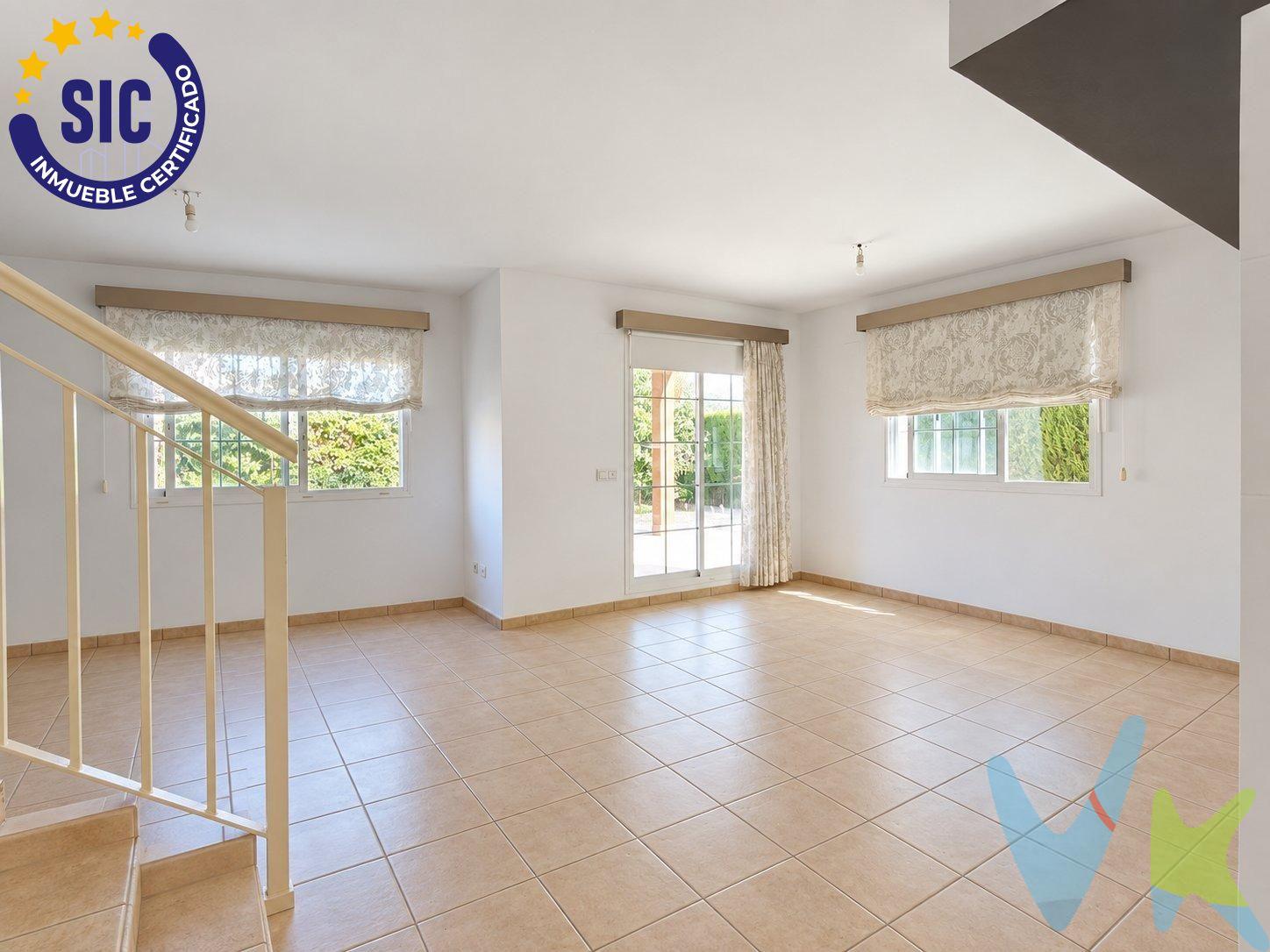 Oportunidad única para adquirir un chalet pareado en excelente estado ubicado en la tranquila urbanización de Vista Calderona, ideal para quienes buscan calidad de vida. . Esta vivienda se distribuye cómodamente en dos plantas, ofreciendo amplitud y luminosidad gracias a sus grandes ventanales que inundan el salón-comedor con luz natural y permiten acceso directo al exterior. . La cocina independiente está equipada con todo lo necesario, mientras que los tres dormitorios cuentan con armarios empotrados optimizando así el espacio disponible. . Además, disfrutarás de baños bien iluminados por luz natural. En cuanto al exterior, esta propiedad presenta una amplia parcela privada donde podrás relajarte o compartir momentos inolvidables; cuenta también con un acogedor porche cubierto perfecto para las tardes soleadas y una zona terraza ideal para tus reuniones familiares o sociales. . Asimismo, dispone de suficiente espacio dentro del terreno destinado al aparcamiento. Ubicada estratégicamente muy cerca de la Pista de Ademuz te ofrece conexiones rápidas hacia Valencia y otras áreas importantes cercanas llenas servicios urbanos esenciales como supermercados e instituciones educativas entre otros. Merece ser visitada si buscas tranquilidad sin alejarte demasiado del dinamismo urbano.
