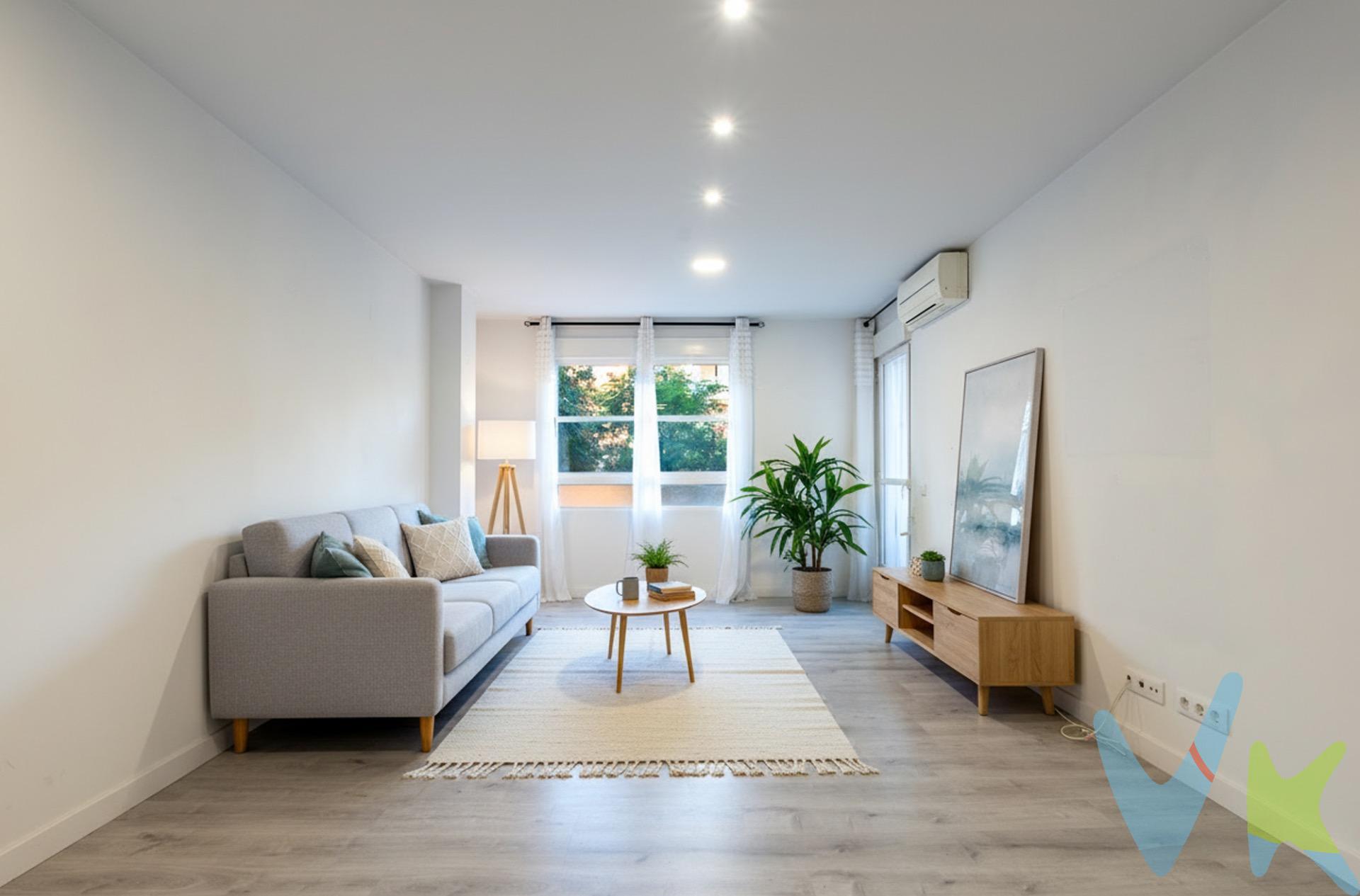 Crea el hogar que siempre has soñado en la tranquila y bien conectada calle Farmacéutico Antonio Carazo, dónde se esconde este piso completamente reformado que invita a imaginar una nueva etapa desde el primer paso. Con cuatro dormitorios amplios, pensados para adaptarse a la vida familiar, al teletrabajo o a ese espacio personal que siempre has querido, la vivienda combina diseño contemporáneo y funcionalidad. La reforma integral aporta luminosidad, líneas limpias y materiales actuales, creando un hogar acogedor y elegante. El garaje añade comodidad al día a día, mientras que el trastero ofrece ese espacio extra tan valioso para mantener todo en orden. Un piso listo para entrar a vivir, donde cada rincón cuenta una historia de confort, calma y ciudad bien vivida. 🔑 Comercialización en multidifusión. Por mandato expreso del propietario, este inmueble se comercializa en multiexclusiva, lo que garantiza un acceso completo a la información, un servicio profesional y una gestión ordenada, sin interferencias de terceros. Si eres agente inmobiliario y tienes un cliente interesado, estaremos encantados de colaborar. Contáctanos sin compromiso. 🤝 Una compra tranquila y bien acompañada. Al contactar directamente con nosotros, evitarás molestias innecesarias a la propiedad. Nos encargamos de toda la intermediación, facilitándote la documentación, la información necesaria y un trato cercano, claro y sin complicaciones. Te informaremos con total transparencia de todos los aspectos de la compra, incluidos gastos y honorarios de agencia para que tomes decisiones con calma y seguridad. Nuestra forma de trabajar se basa en algo muy sencillo:. Calma → la tranquilidad de comprar tu vivienda con acompañamiento profesional en todo el proceso con nosotros. ℹ️ Información legal. La descripción del inmueble y las imágenes publicadas tienen carácter meramente informativo y no contractual. El precio ha sido fijado por la propiedad y podría sufrir variaciones hasta su formalización en contrato de compraventa. 💰 Gastos de la compra. Impuestos (ITP). Con bonificación: 3 %. Sin bonificación: 7,75 %. Notaría y Registro: aprox. 1.000 €. Honorarios de agencia: 3 % + IVA, con un mínimo de 3.000 € + IVA (No incluidos en el precio de venta). 