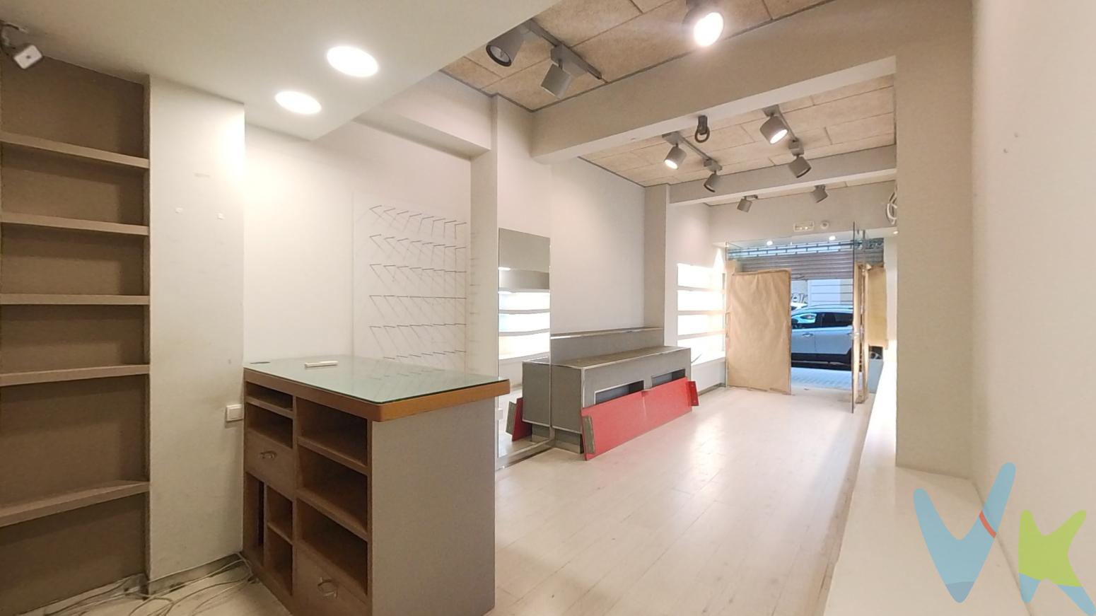 Local comercial en venta en la calle Manuel de Falla  Zona residencial consolidada de BarcelonaLa calle Manuel de Falla se sitúa en una zona residencial tranquila y consolidada, con comercio de proximidad y servicios orientados al barrio. Es un entorno con actividad diaria, adecuado para negocios que busquen un público fidelizado y una implantación estable. En la calle y su entorno encontramos tiendas especializadas, comercios de servicios, despachos profesionales, peluquerías, centros de estética y pequeño comercio, generando un tejido comercial equilibrado. El local se ubica en un edificio residencial construido en 1959, bien conservado y plenamente integrado en el entorno. Local a pie de calle, en buen estado de conservación, distribuido en planta baja y sótano, comunicados mediante escalera de obra interior. Distribución:-Planta baja: 30 m² construidos, con fachada de 3 metros y puerta de acceso de aproximadamente 2,50 m. Espacio destinado a atención al público o escaparate, con altura de techos aprox. 2,80 m.-Sótano: 95 m² construidos, destinado a oficina y/o almacén, con altura de techos aprox. 2,50 m.Dispone de dos patios: uno pequeño, que proporciona ventilación al aseoy otro posterior de 9 m², que aporta luz natural, haciendo que el espacio sea luminoso y plenamente aprovechable, alejándolo del concepto de sótano oscuro.El aseo se encuentra ubicado en el sótano, correctamente ventilado. Última actividad desarrollada: zapatería. Por su distribución y características, el local puede encajar en proyectos como tienda de ropa o calzado, joyería, diseñadores de moda, tienda de servicios, peluquería, centro de estética (no accesible) o despacho profesional, combinando una planta baja de atención al público con un amplio espacio de apoyo en sótano. Información económica:-IBI: 141,91 EUR trimestrales-Gastos de comunidad: 42 EUR mensuales Condiciones de la operación: Local sin inquilino, disponible para iniciar actividad o destinarlo a alquiler desde el primer día-Gastos de notaría, registro y gestión no incluidos-En caso de operación sujeta a IVA, se aplicará la normativa vigente-Impuestos: ITP (10 %) o tramos correspondientes según el Decreto Ley 5/2025, de 25 de marzo-Honorarios de agencia: 5 % + IVA