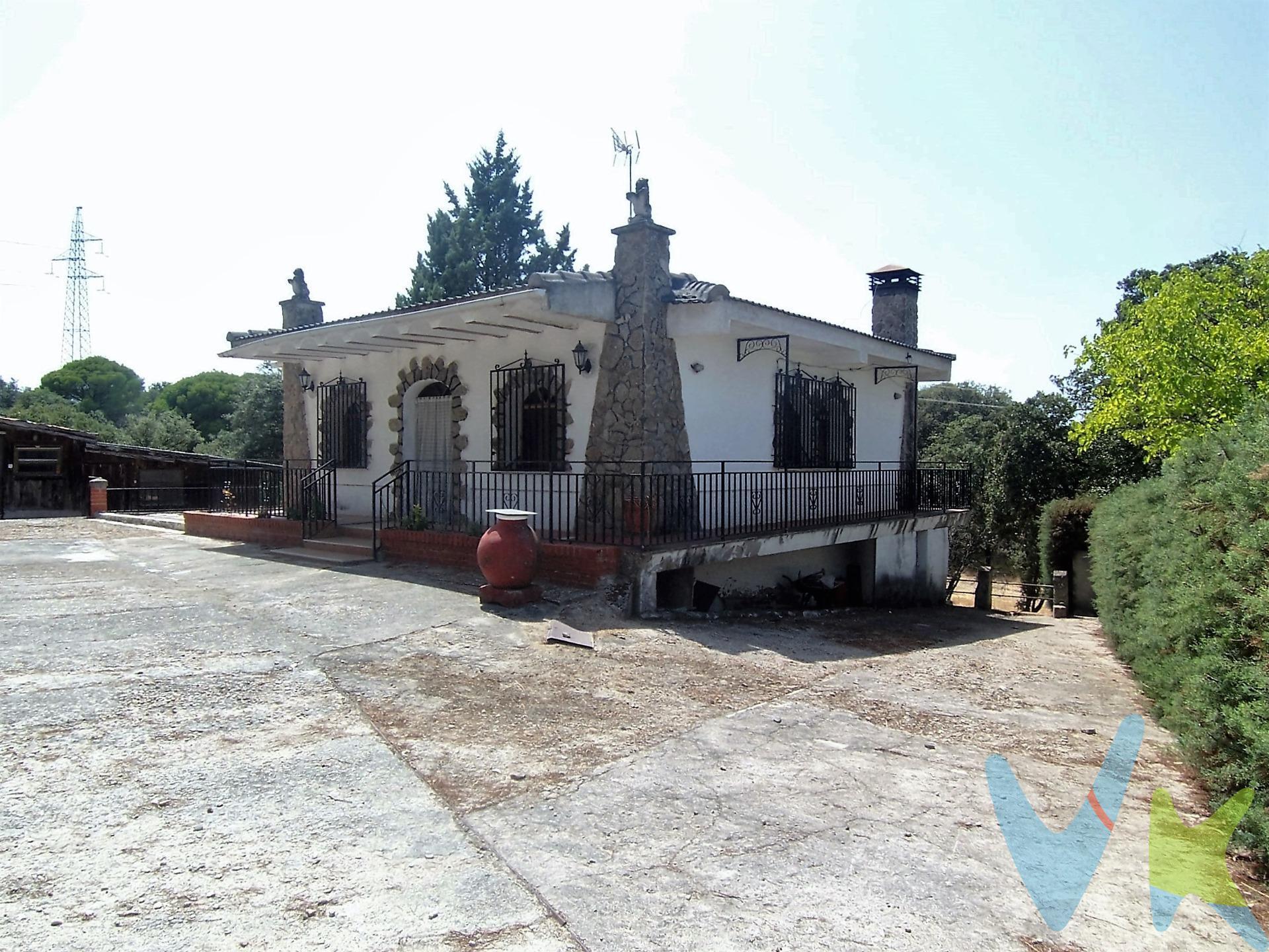 Si deseas comprar este esquinazo único en toda la población de Sevilla la Nueva, ven a visitarlo y disfruta de esta IMPRESIONANTE UBICACIÓN. Se vende chalet de 2 plantas de 152 m2 construidos en parcela de 704 m2 totalmente urbanos (con alumbrado público, alcantarillado, agua de El Canal Isabel II) en extraordinario enclave. Con vistas a la Sierra Norte, al monte Abantos y a El Escorial. Hace esquina con el campo (protegido y Zona de Especial Protección de Aves -ZEPA-). DISTRIBUCIÓN: hall, salón con chimenea (cassette para leña) y salida a la terraza trasera, cocina independiente, 3 dormitorios y baño (con ventana exterior). El semisótano está diáfano y contaba con una segunda cocina. Tenía calefacción de Gasoil (con depósito de 500 litros) y ahora la caldera está desconectada. Se iba a poner una de pelets, pero se ha parado. Sólo se tendría que poner la caldera porque los radiadores de aluminio siguen instalados en la vivienda. La piscina privada necesita ser supervisada (lleva aprox. 4 años sin usarse). La urbanización Valdelagua está formada por muy pocas viviendas, lo que hace que sea un lugar residencial muy acogedor. Las fotos, el mobiliario y la decoración no son vinculantes. Los impuestos y gastos de la compraventa no están incluidos. Para aclarar dudas o realizar visitas llama por favor al 602255013 Juan José. Sevilla La Nueva, es una población consolidada con un censo de aprox. 10.000 habitantes. Pertenece a la cuenca del Guadarrama, situado a unos 38 km de la capital en dirección oeste. Por un lado, cercana a la M-501 con Brunete y Villaviciosa de Odón (con la universidad Europea) y por otro, la A-5 con Navalcarnero, Parque Coimbra, Arroyomolinos y Móstoles. Linda también con a la cuenca del Alberche. Sevilla la Nueva cuenta con zonas de vegetación como la dehesa del Boyal.